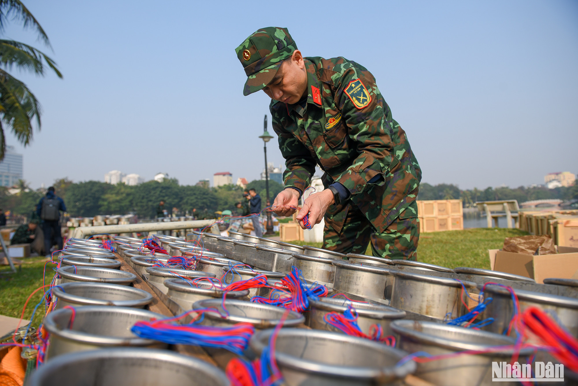[Ảnh] Cận cảnh trận địa pháo hoa ở Hà Nội sẵn sàng cho đêm giao thừa