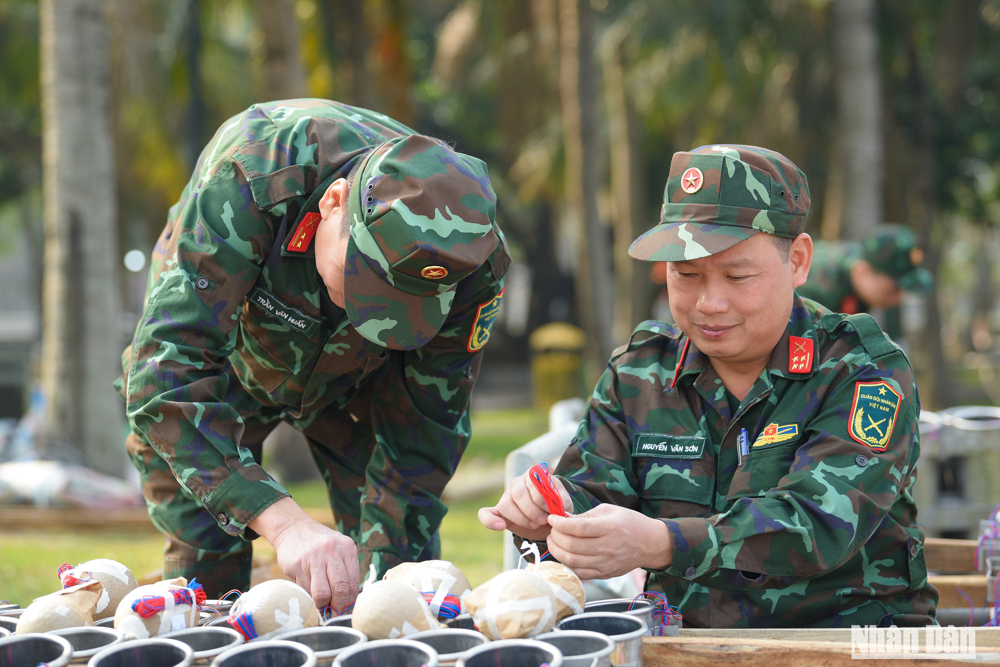 Tự hào với nhiệm vụ được giao, các cán bộ, chiến sĩ tại đây sẵn sàng hy sinh những giây phút sum họp bên gia đình giờ phút giao thừa để phục vụ nhân dân thưởng thức pháo hoa đón Tết.