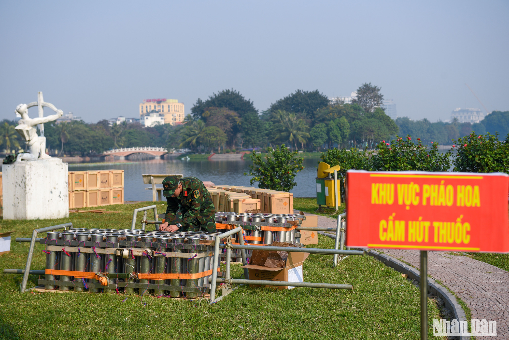 Khu vực trận địa pháo hoa được bảo vệ nghiêm ngặt tránh những tai nạn ngoài ý muốn.