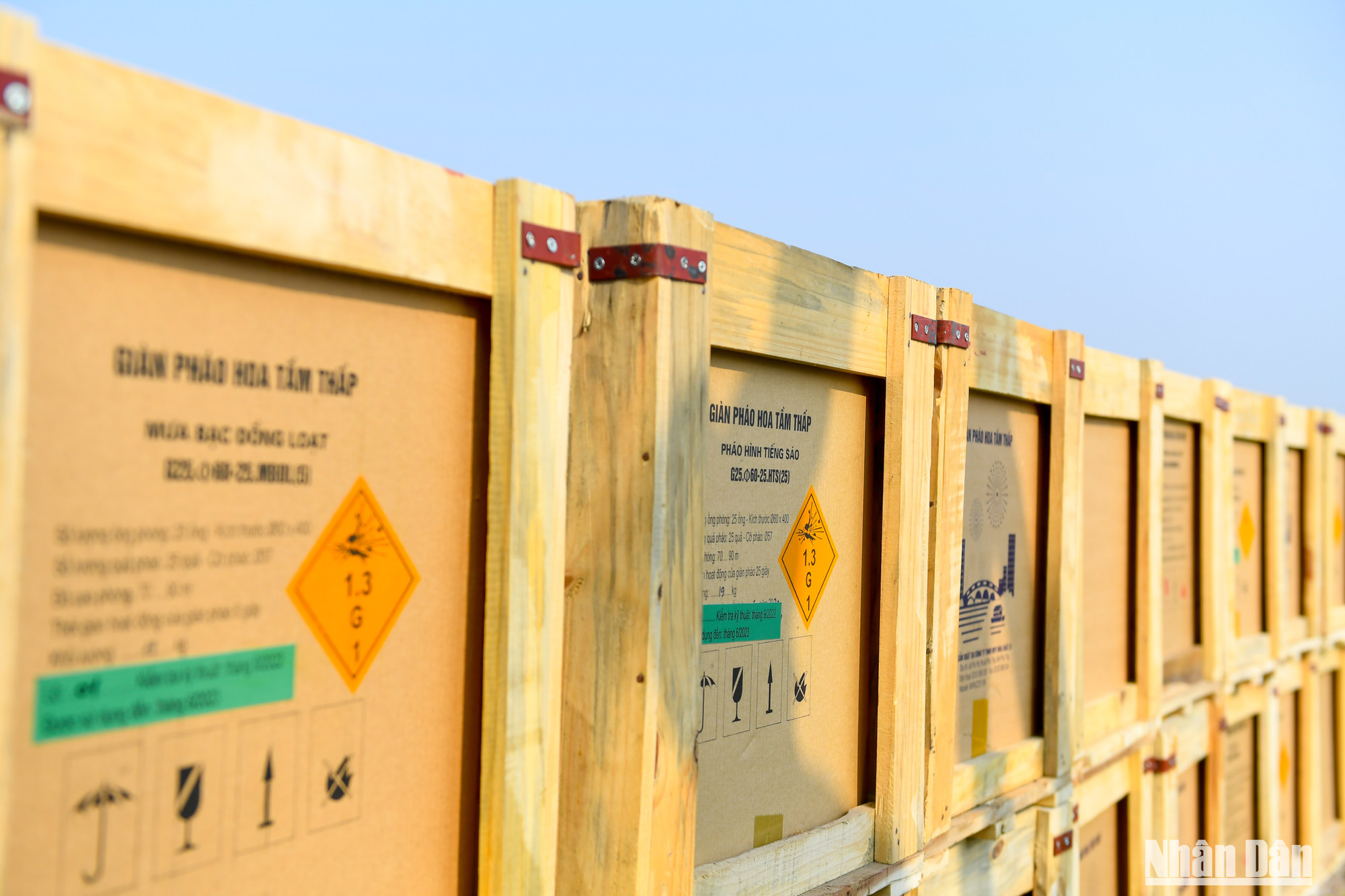 Cận cảnh giàn pháo hoa tầm thấp sẽ được bắn đêm nay.