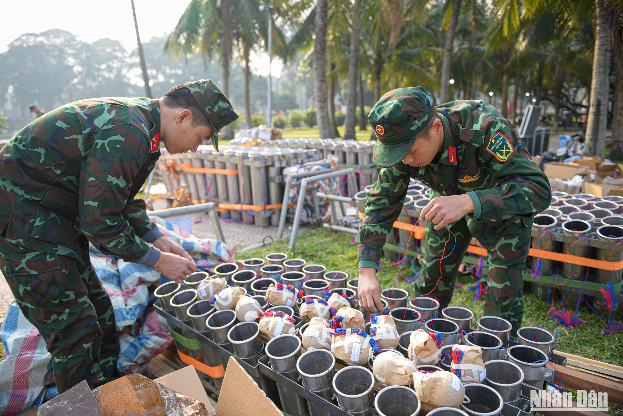 Thượng tá Phạm Hồng Chung, Chỉ Huy trưởng Ban Chỉ huy Quân sự quận Hai Bà Trưng, cho biết: "Việc lắp đặt gồm 60 quả pháo hoa tầm cao, 90 thùng pháo hoa tầm thấp kết hợp với hoả thuật tại đây sẽ được diễn ra trong không khí khẩn trương nhưng phải bảo đảm những quy trình nghiêm ngặt trước giờ khai hoả tối nay. Đến thời điểm này kịch bản bắn pháo hoa đã hoàn tất. Theo đó ở từng khung giờ chính xác đến từng giây sẽ có những màn bắn pháo hoa được chuẩn bị sẵn".