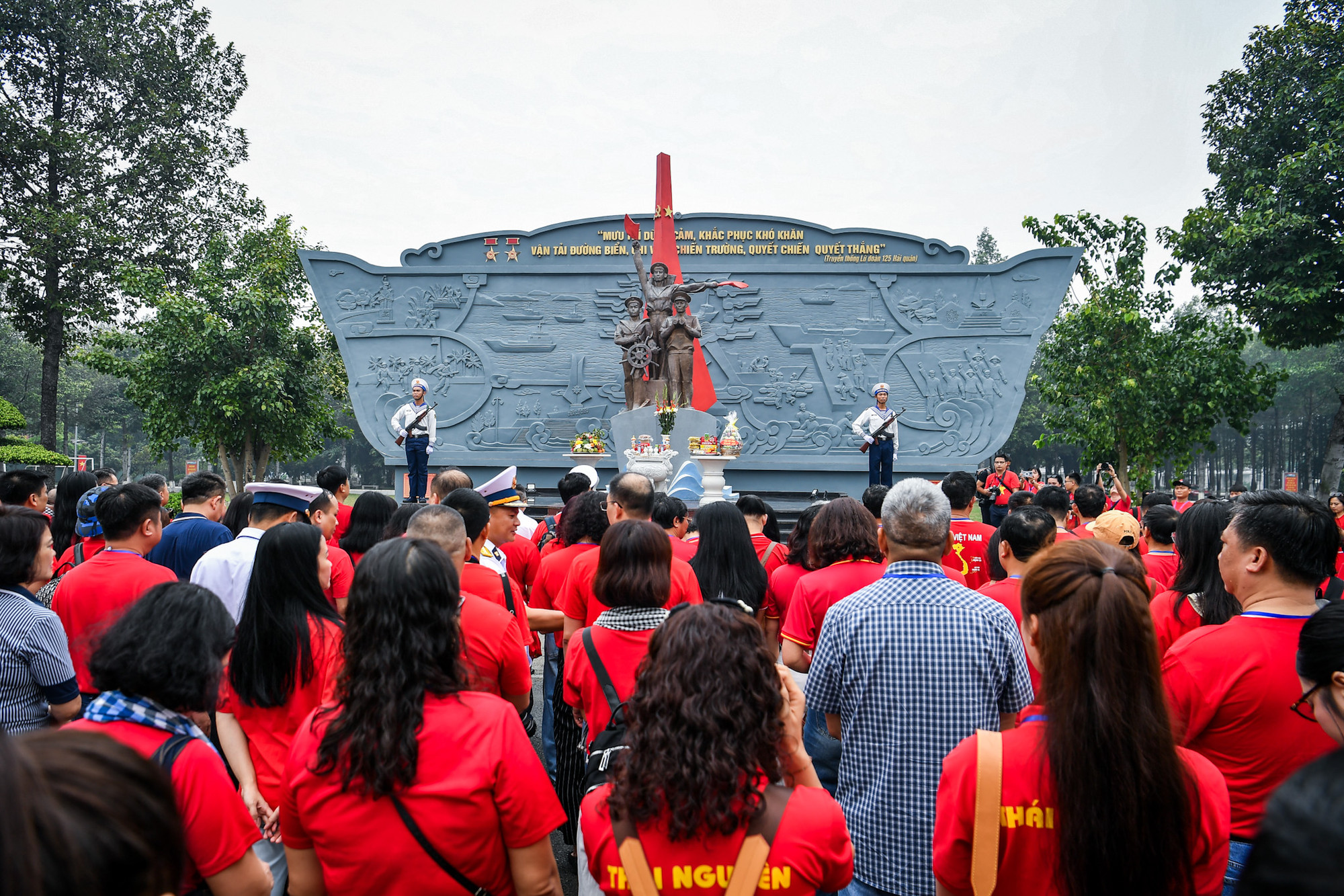 [Ảnh] Đoàn công tác 100 nhà báo của Hội Nhà báo Việt Nam thăm quân và dân huyện đảo Trường Sa ảnh 2