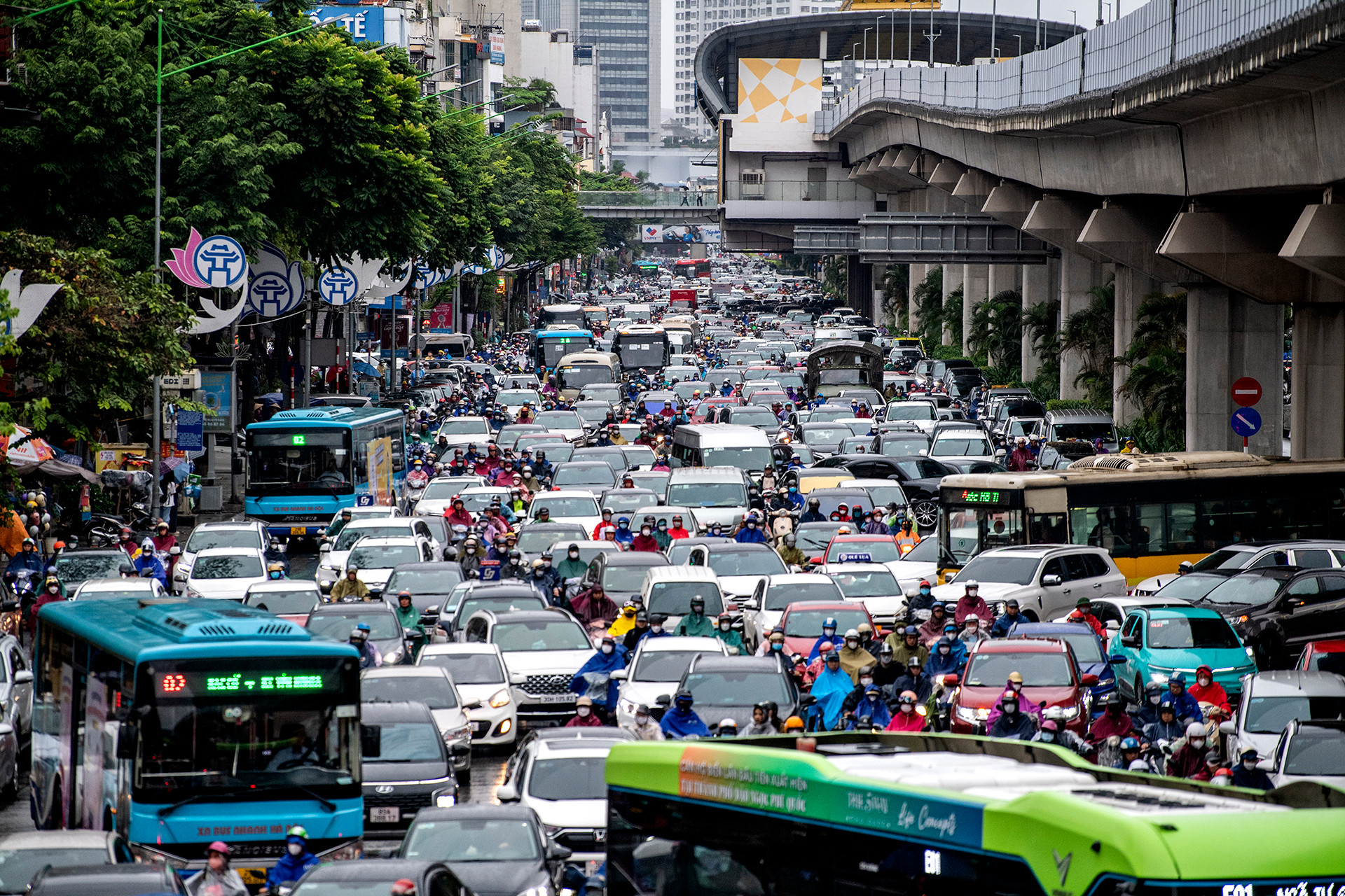 Đường Nguyễn Trãi tắc nghẽn kéo dài sáng 13/11