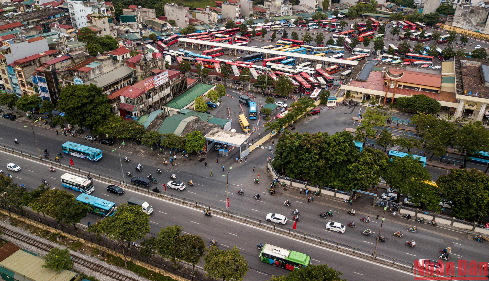 Vào khoảng 16 giờ chiều 31/8 tại khu vực đường Giải Phóng trước bến xe Giáp Bát ghi nhận tình trạng thông thoáng, không xảy ra ùn tắc.