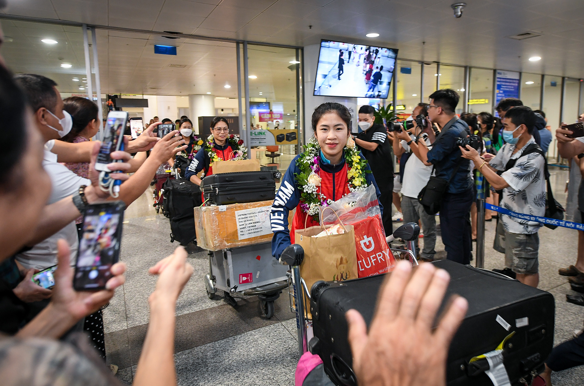 [Ảnh] Tuyển bóng đá nữ Việt Nam về nước dưới sự đón chào nồng nhiệt của cổ động viên ảnh 4