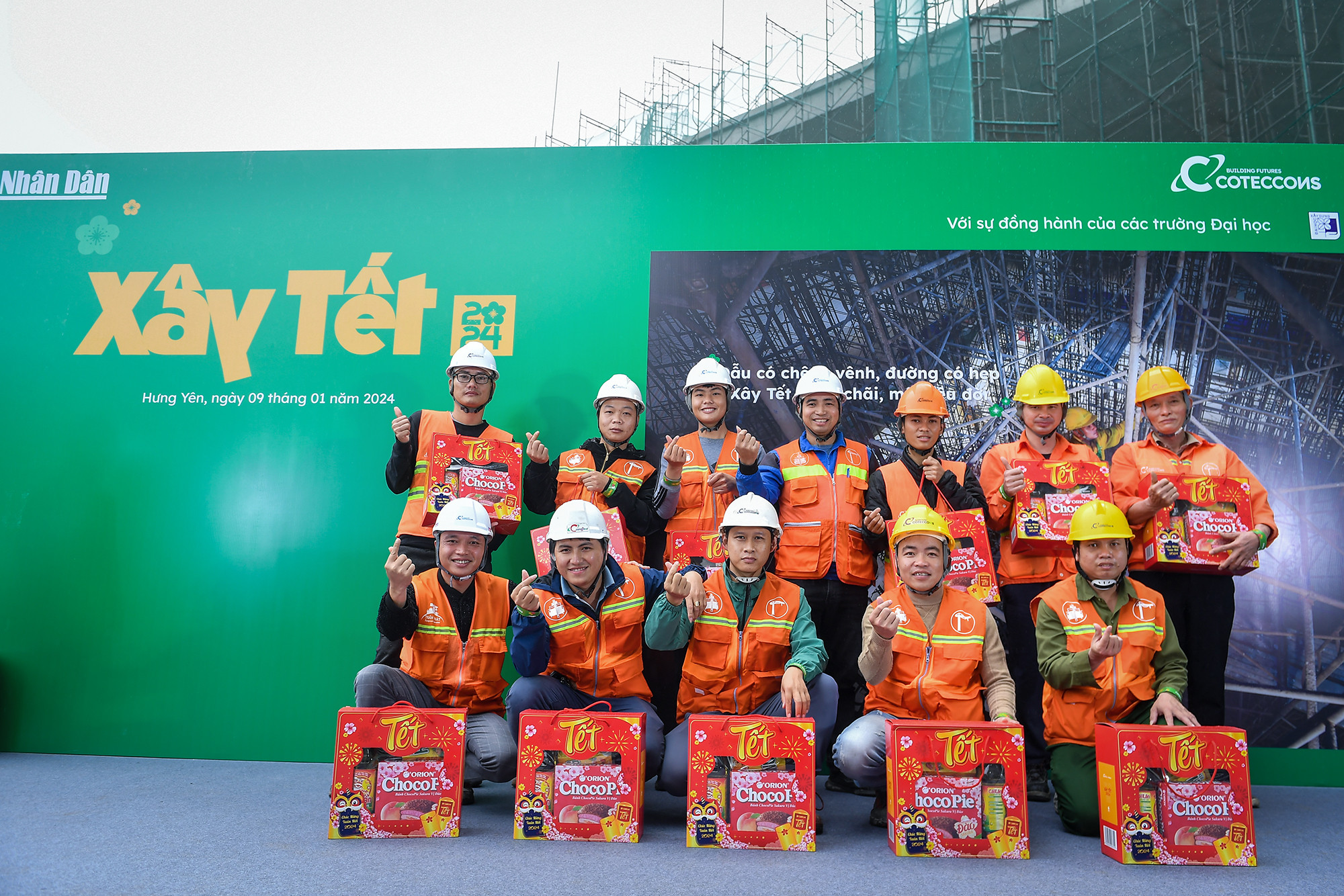 Trong ngày 9/1, tổng cộng đã có gần 1.800 phần quà được Báo Nhân Dân và Tập đoàn Coteccons trao cho công nhân lao động tỉnh Hưng Yên.