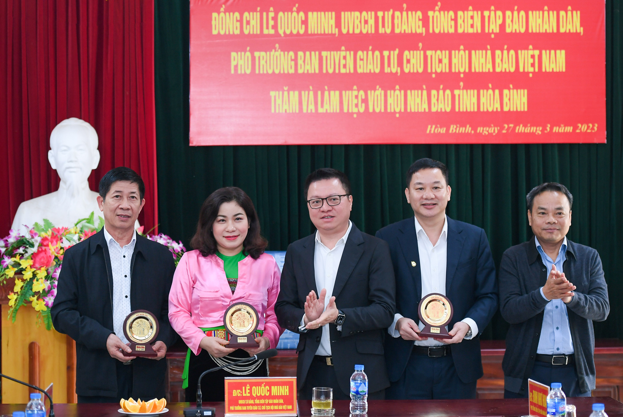 [Ảnh] Đoàn công tác Báo Nhân Dân làm việc với tỉnh Hòa Bình ảnh 7