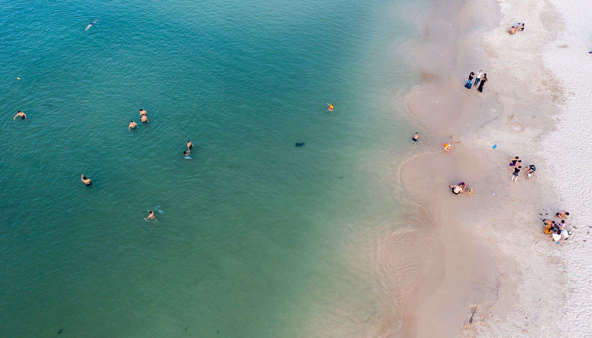 Nhìn từ trên cao, biển Cửa Việt như một viên ngọc xanh màu ngọc bích. Những ngày trời đẹp, du khách có thể phóng tầm nhìn ra tận chân trời xa...