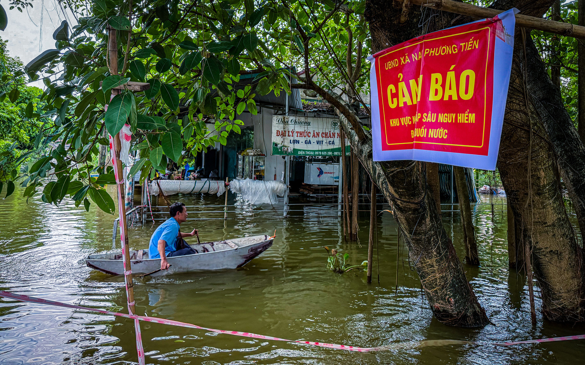 Thuyền trở thành phương tiện di chuyển chính của người dân Nam Phương Tiến. Thuyền trở thành phương tiện di chuyển chính của người dân Nam Phương Tiến.