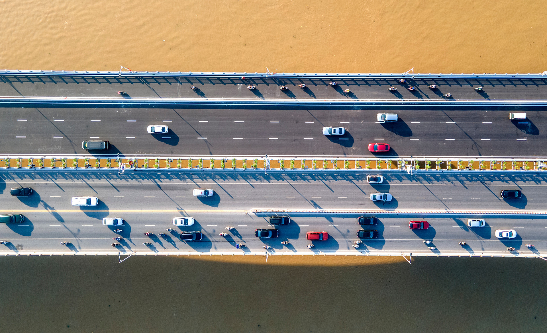 [Ảnh] Giao thông cầu Vĩnh Tuy 2 "dễ thở" sau ngày khánh thành ảnh 4