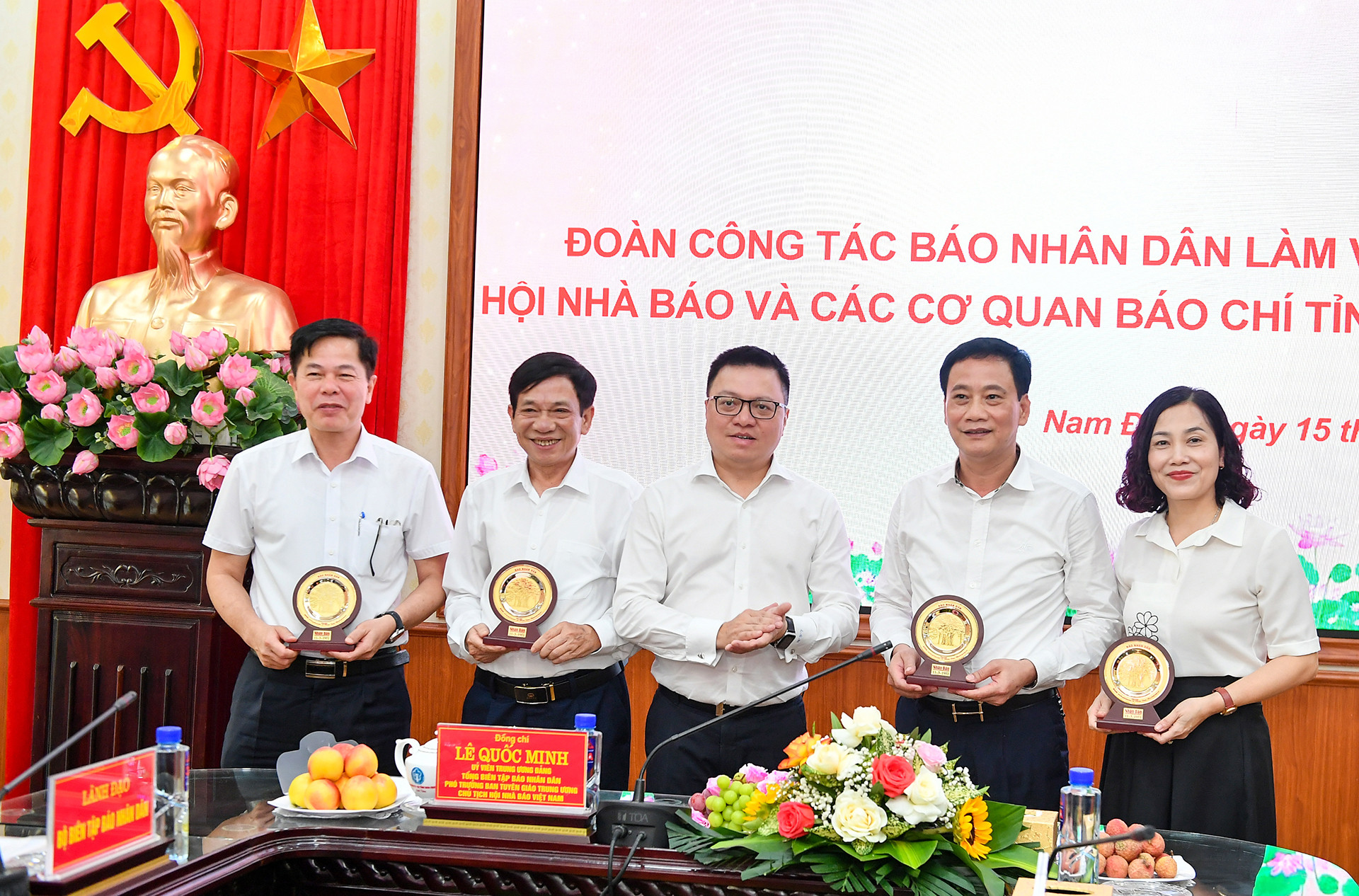 Đồng chí Lê Quốc Minh, Tổng Biên tập Báo Nhân Dân tặng quà lưu niệm cho lãnh đạo Hội Nhà báo tỉnh, Báo Nam Định, Đài Phát thanh - Truyền hình tỉnh và Sở Thông tin và Truyền thông. Đồng chí Lê Quốc Minh, Tổng Biên tập Báo Nhân Dân tặng quà lưu niệm cho lãnh đạo Hội Nhà báo tỉnh, Báo Nam Định, Đài Phát thanh - Truyền hình tỉnh và Sở Thông tin và Truyền thông.