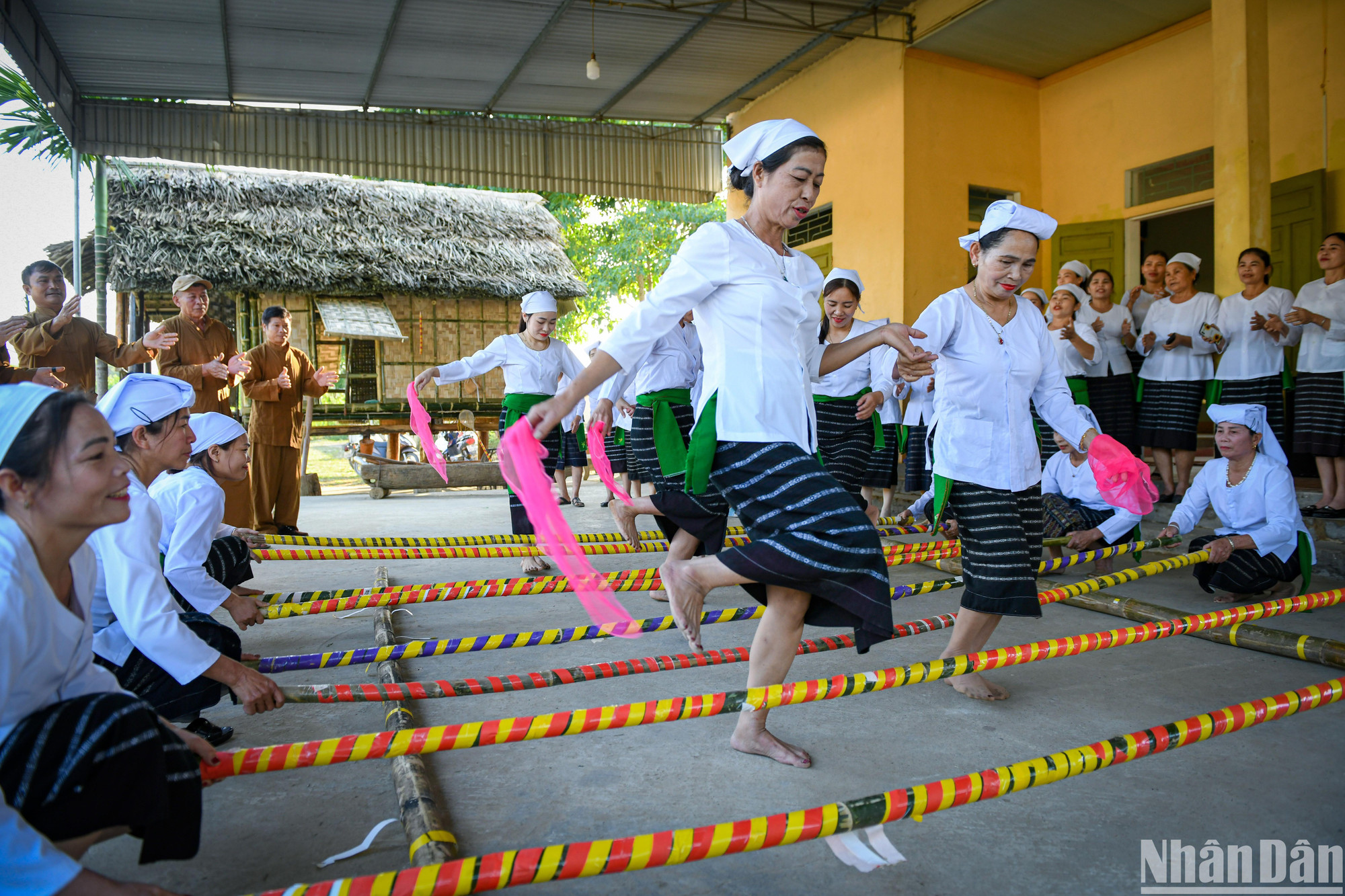Không thể thiếu những màn nhảy sạp, múa sạp trong dịp lễ hội. (Ảnh: THÀNH ĐẠT)