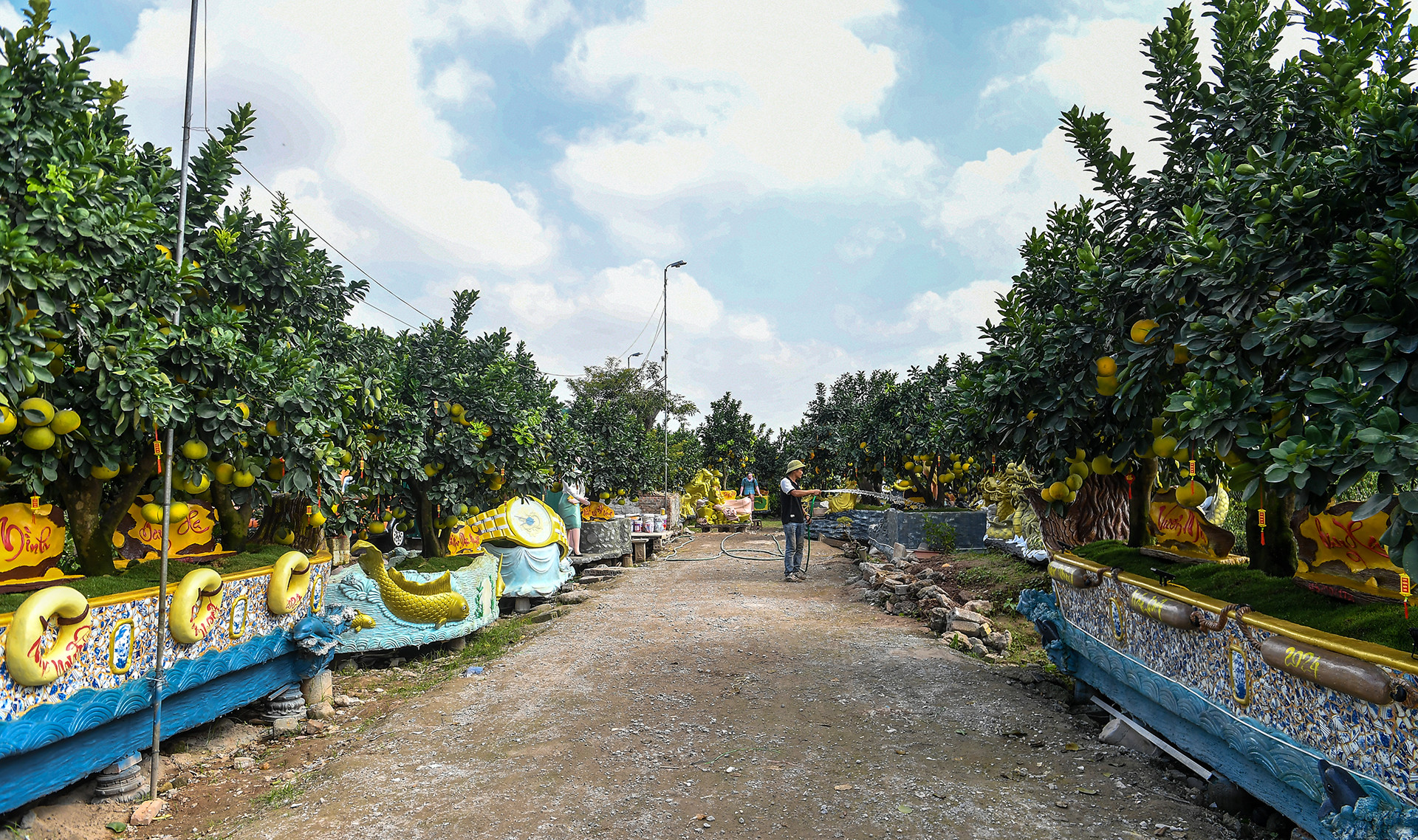 Tại một số nhà vườn ở xã Liên Nghĩa (Văn Giang, Hưng Yên), chủ vườn đã tạo tác những chiếc chậu cây khổng lồ với đa dạng hình thù, đang được bày bán phục vụ nhu cầu khách hàng dịp Tết Giáp Thìn 2024 tới gần.