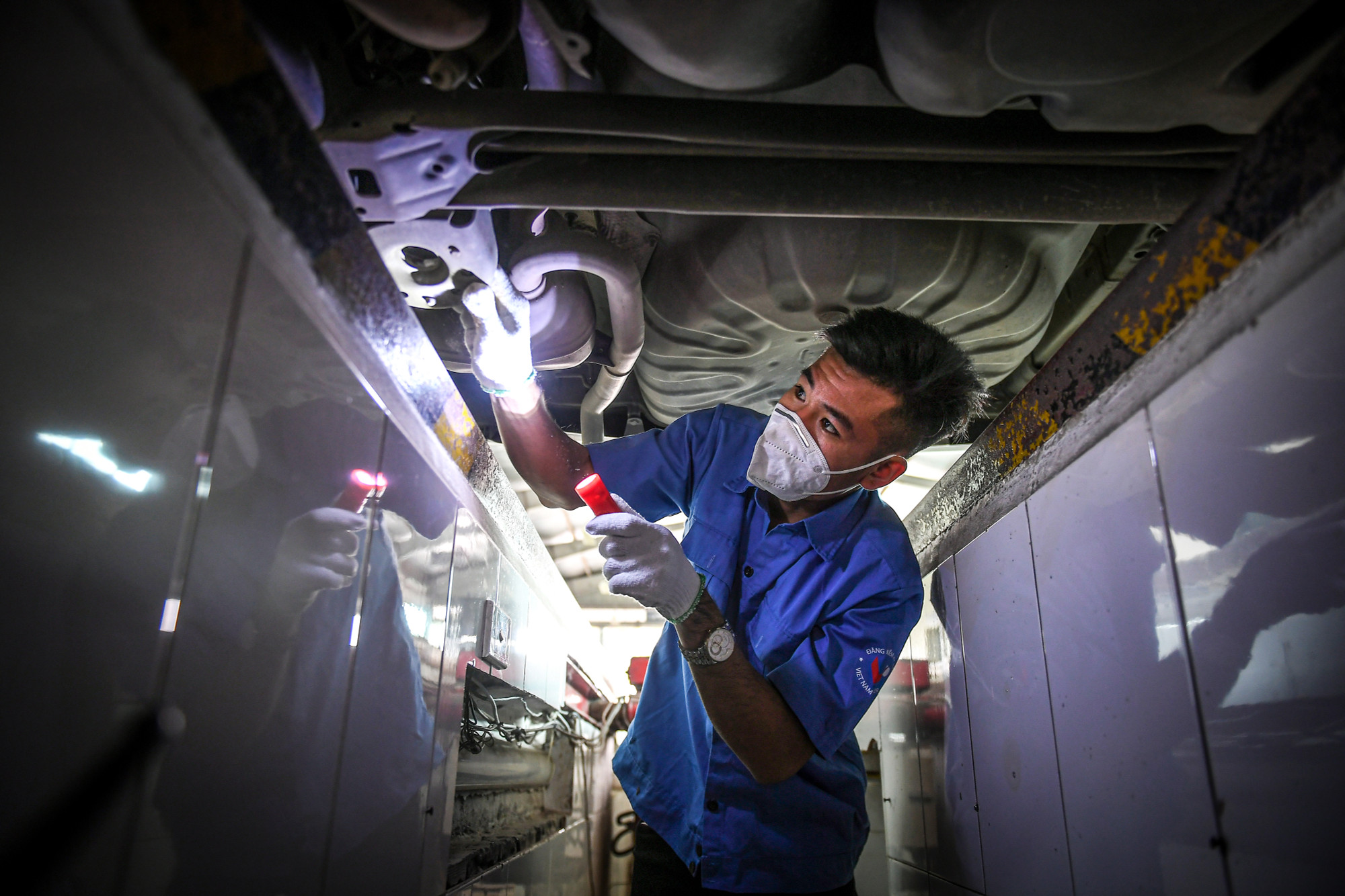 Đăng kiểm viên "khám xe" của khách hàng.