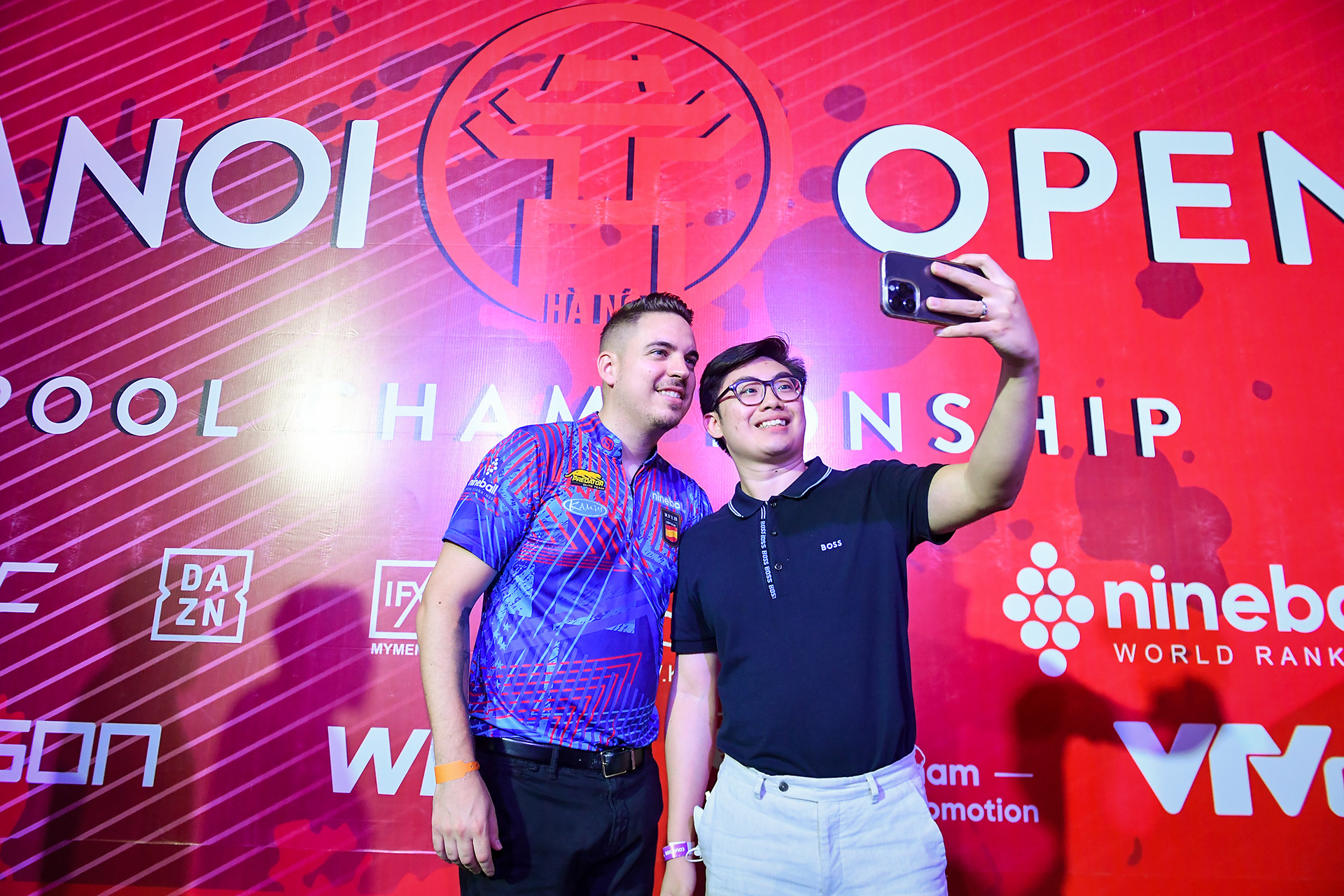 Không thể bỏ lỡ cơ hội chụp "Selfie" với thần tượng.