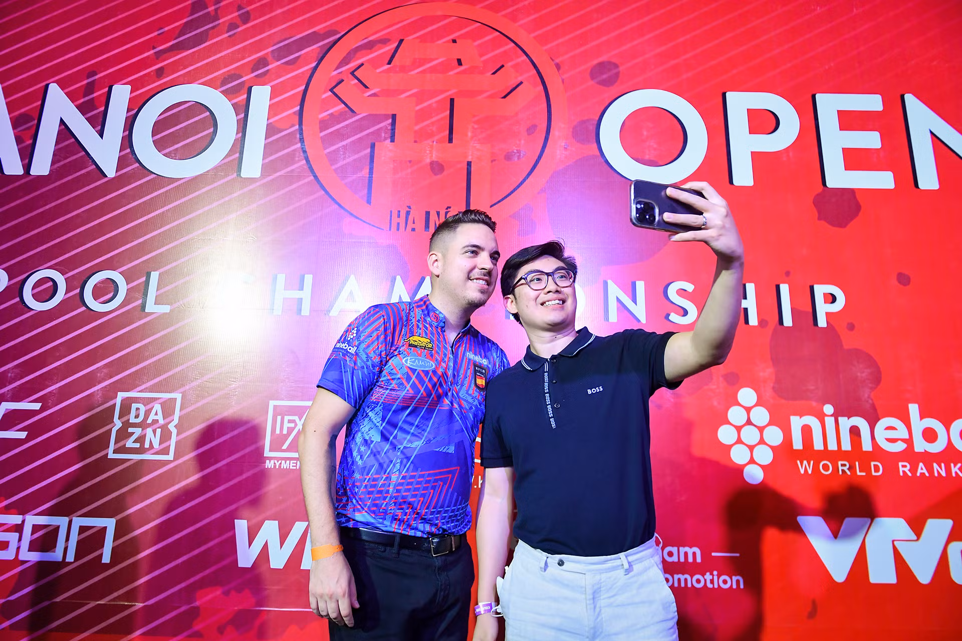 Không thể bỏ lỡ cơ hội chụp "Selfie" với thần tượng.