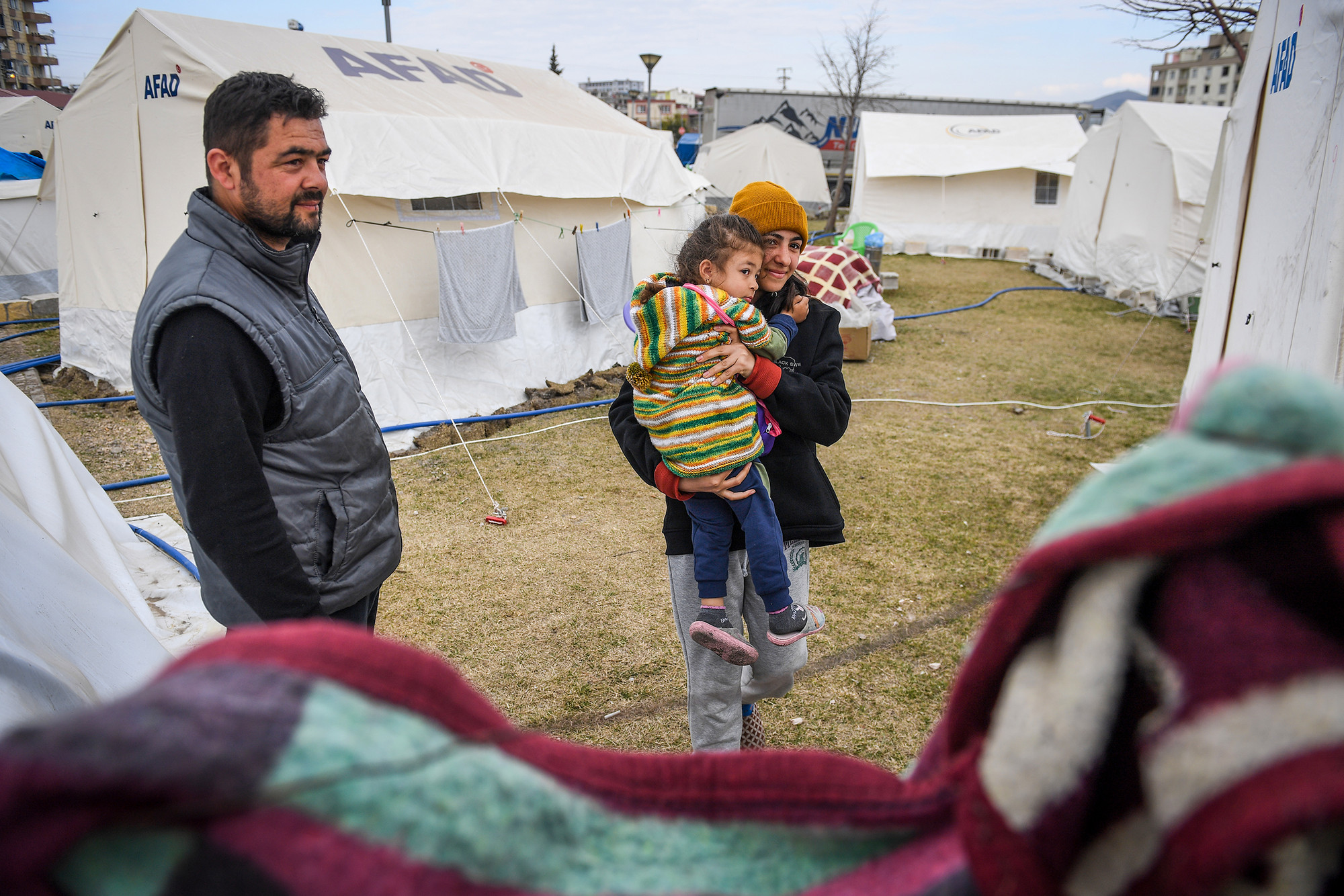 Cuộc sống của người dân thành phố "lều trại" chủ yếu tập trung tại các bãi đất trống quanh các khu lều. Đi dạo, vui chơi, tập thể dục... tất cả đều diễn ra ngay tại khu vực này.