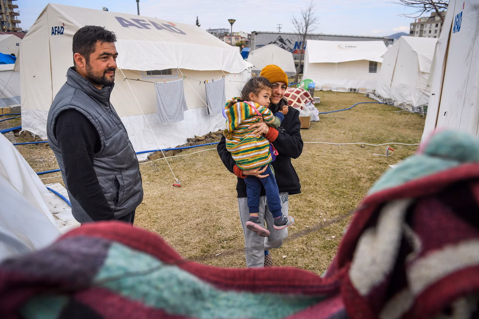 Cuộc sống của người dân thành phố "lều trại" chủ yếu tập trung tại các bãi đất trống quanh các khu lều. Đi dạo, vui chơi, tập thể dục... tất cả đều diễn ra ngay tại khu vực này.