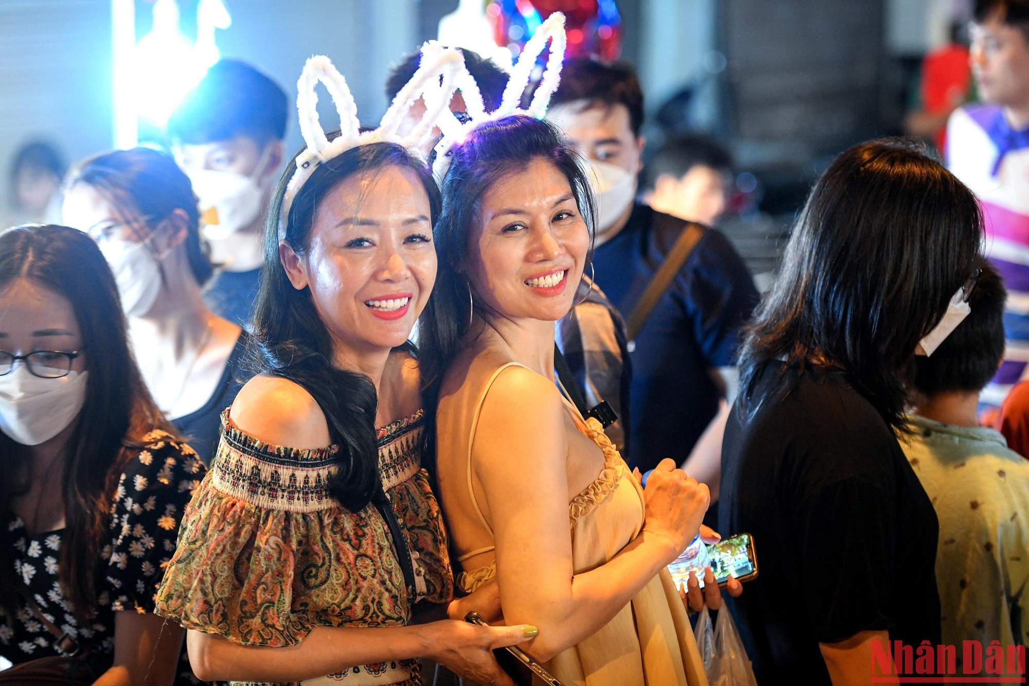 Chị Hương (quận Cầu Giấy, Hà Nội) vui vẻ chia sẻ: " Tôi biết Trung thu là Tết của trẻ con nhưng Hà Nội không có nhiều chỗ chơi, vì thế nhiều người có tâm lý chỉ đi chơi cho có không khí. Tôi lựa chọn Hàng Mã đi chơi vì không khí đông đúc, hơn nữa sắp Trung thu nên địa điểm này đang rất đẹp".