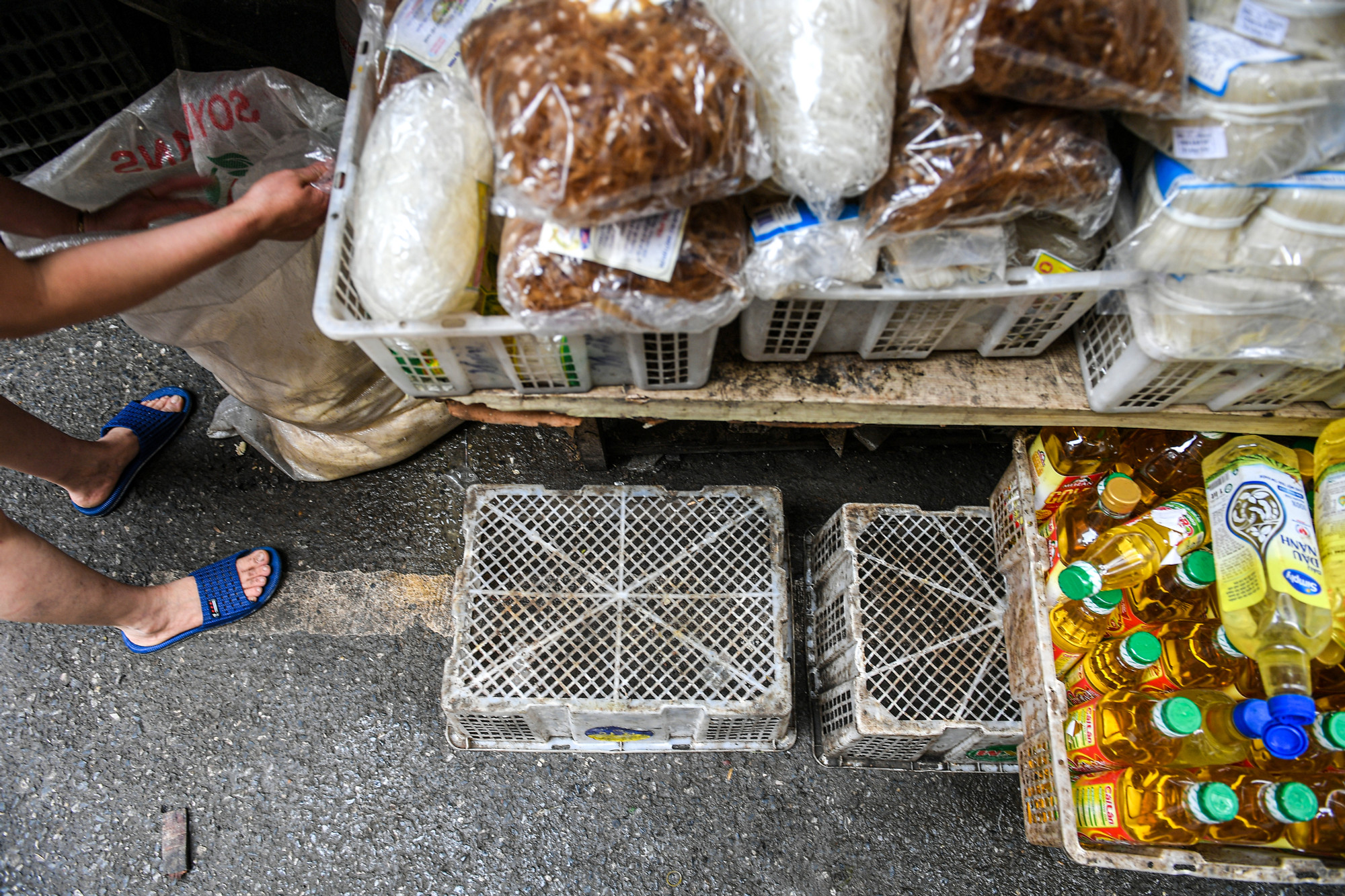 Một sạp hàng bày bán vượt qua vạch giới hạn cho phép tại khu tập thể Thủy lợi. Một sạp hàng bày bán vượt qua vạch giới hạn cho phép tại khu tập thể Thủy lợi.