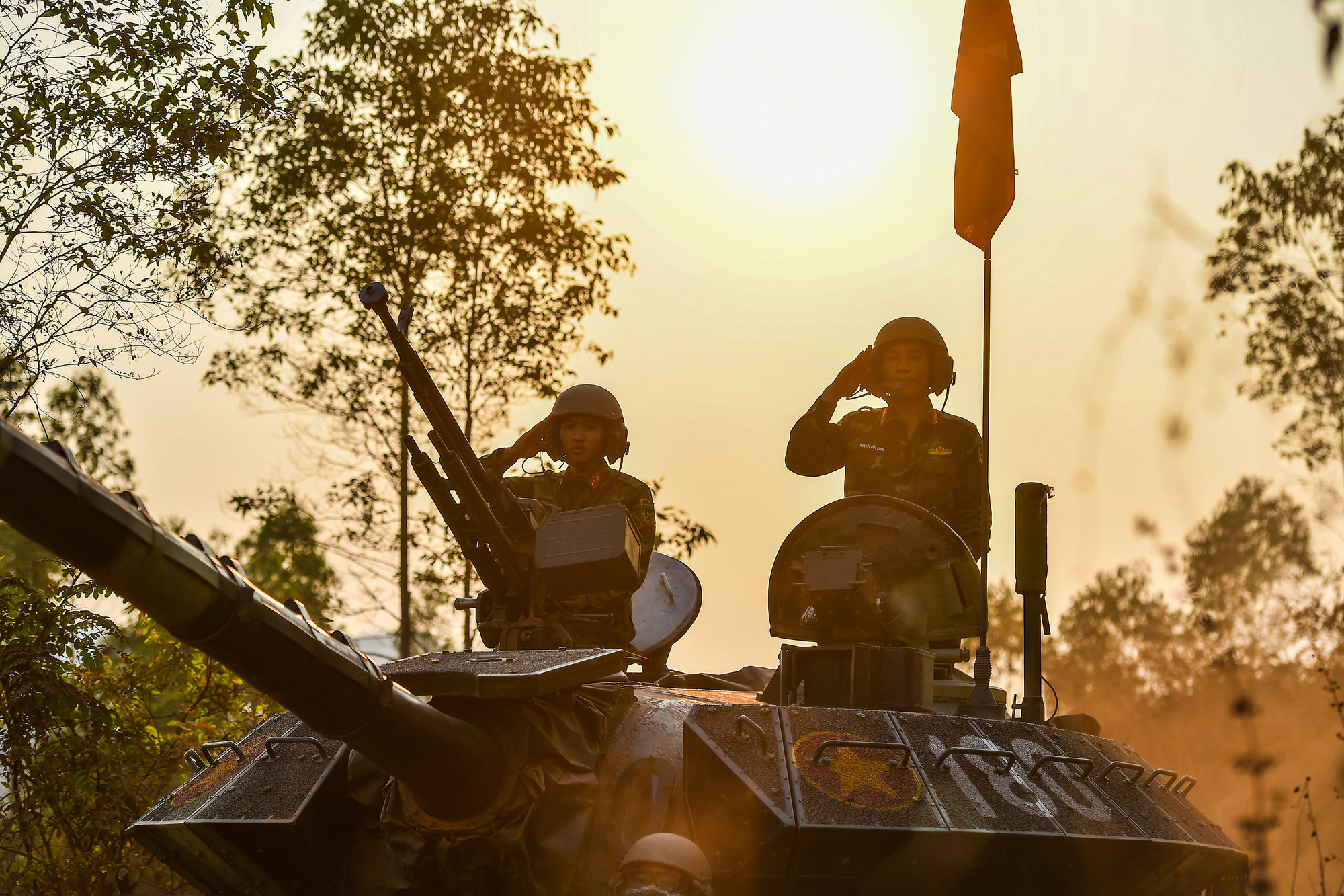 [Ảnh] Một ngày trên thao trường của lữ đoàn xe tăng ảnh 15