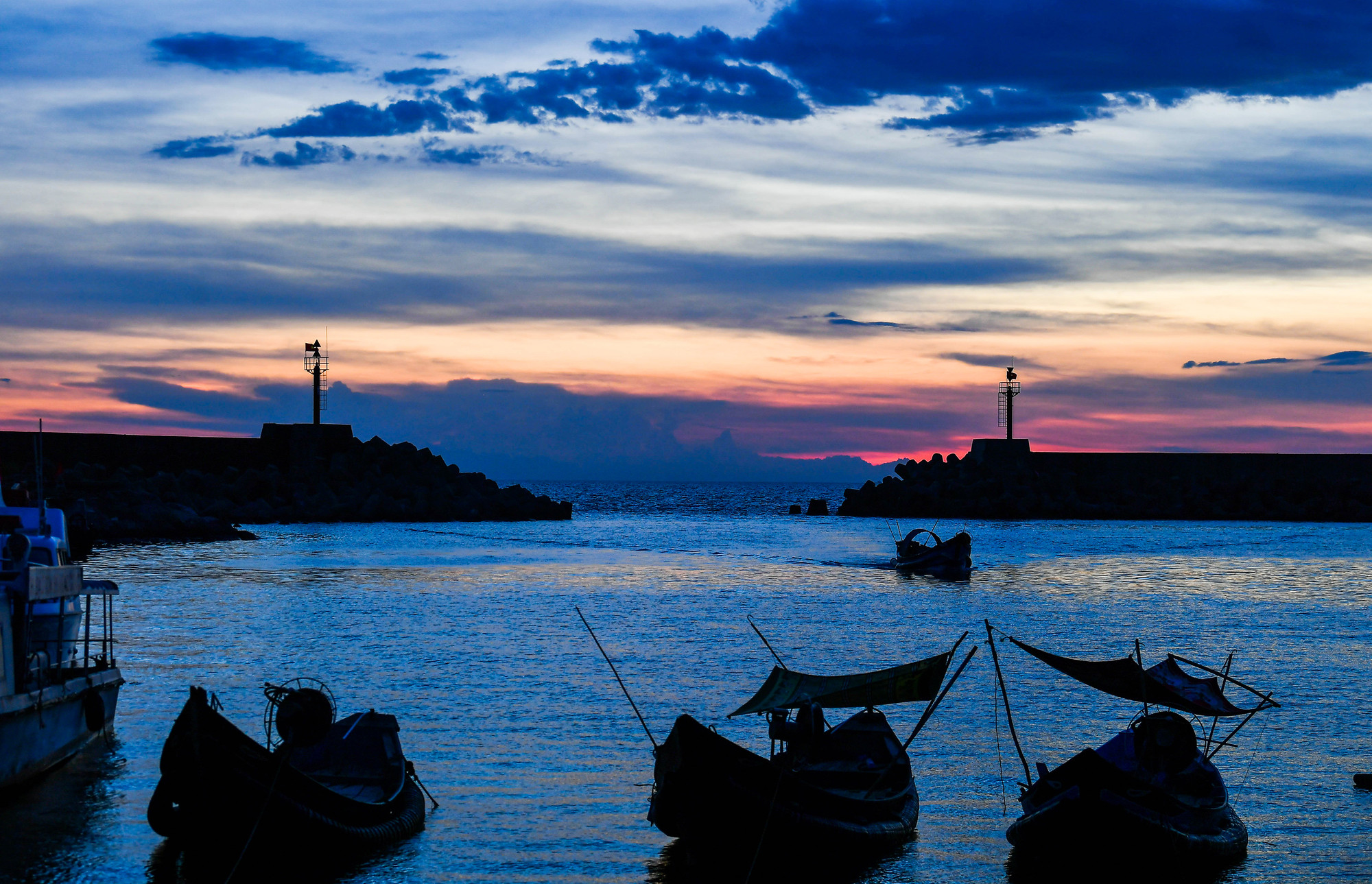 Chiều chiều, bạn cũng có thể ra khu vực âu tầu của đảo để ngắm nhìn hoàng hôn tuyệt đẹp nơi đây.