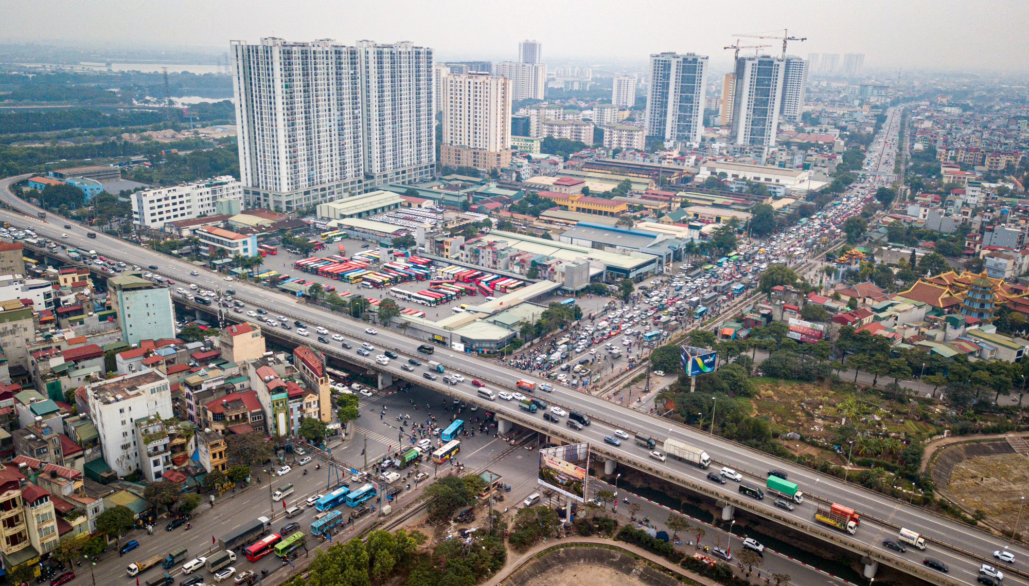 [Ảnh] Các cửa ô, bến xe nhộn nhịp dòng người rời Thủ đô về quê đón Tết ảnh 8