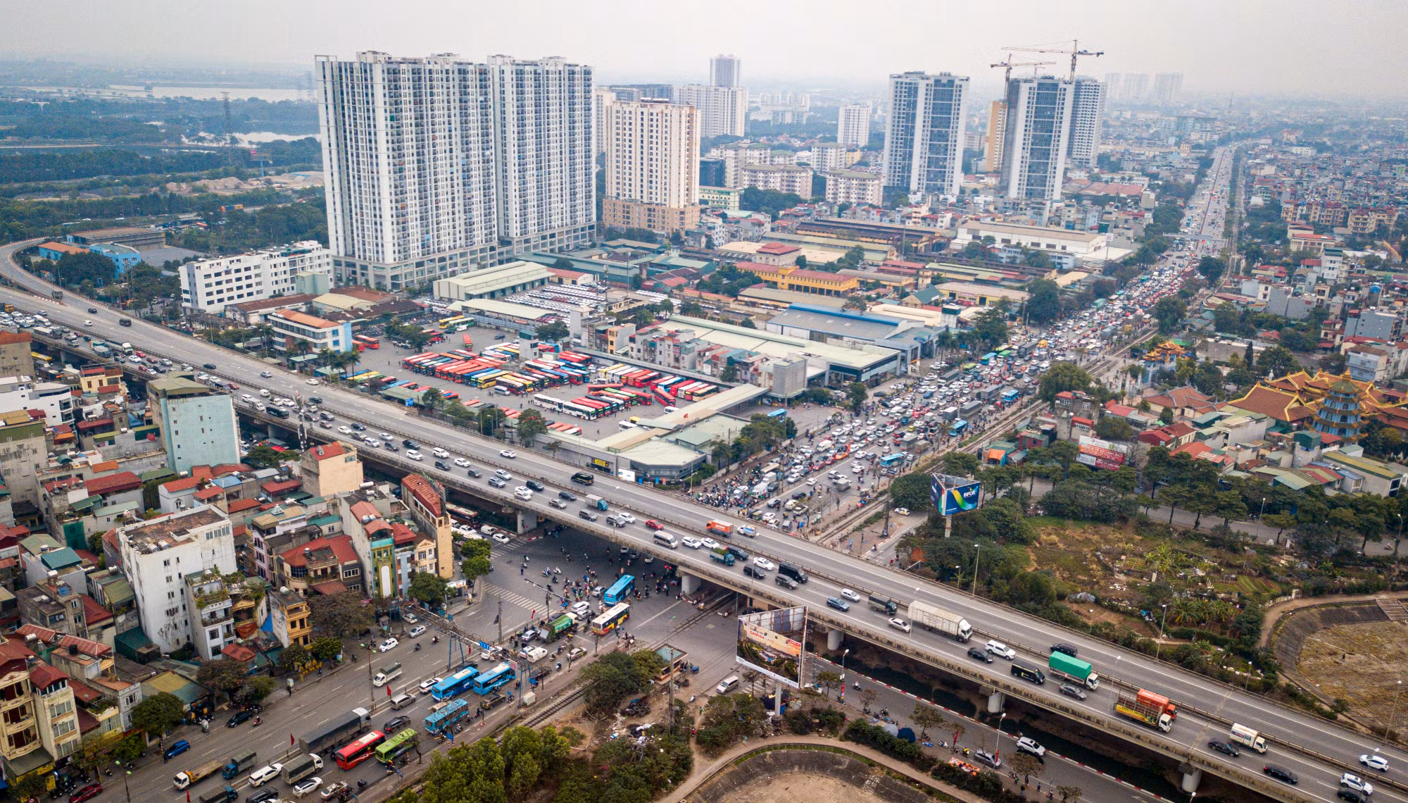 [Ảnh] Các cửa ô, bến xe nhộn nhịp dòng người rời Thủ đô về quê đón Tết ảnh 8