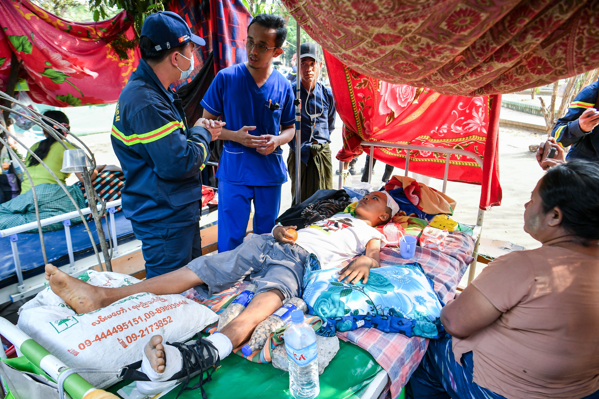 [Ảnh] Đoàn cứu nạn, cứu hộ Việt Nam chia sẻ nỗi mất mát với người dân vùng động đất Myanmar ảnh 6