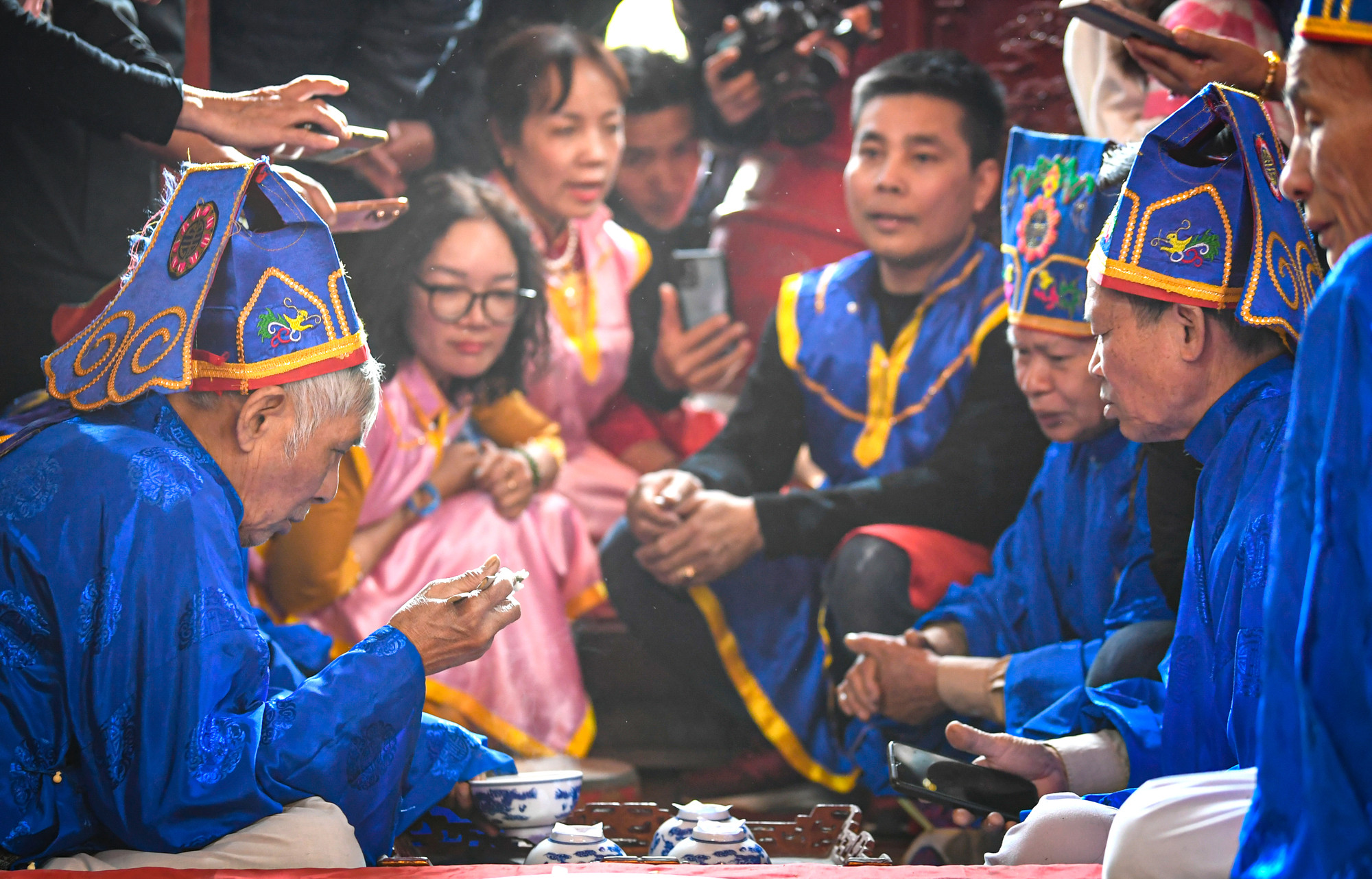 Các bô lão trong làng nhìn bằng mắt và dùng tay bấm thử vài hạt cơm để chấm điểm. Nồi cơm nào trắng, dẻo, thơm ngon nhất sẽ giành chiến thắng