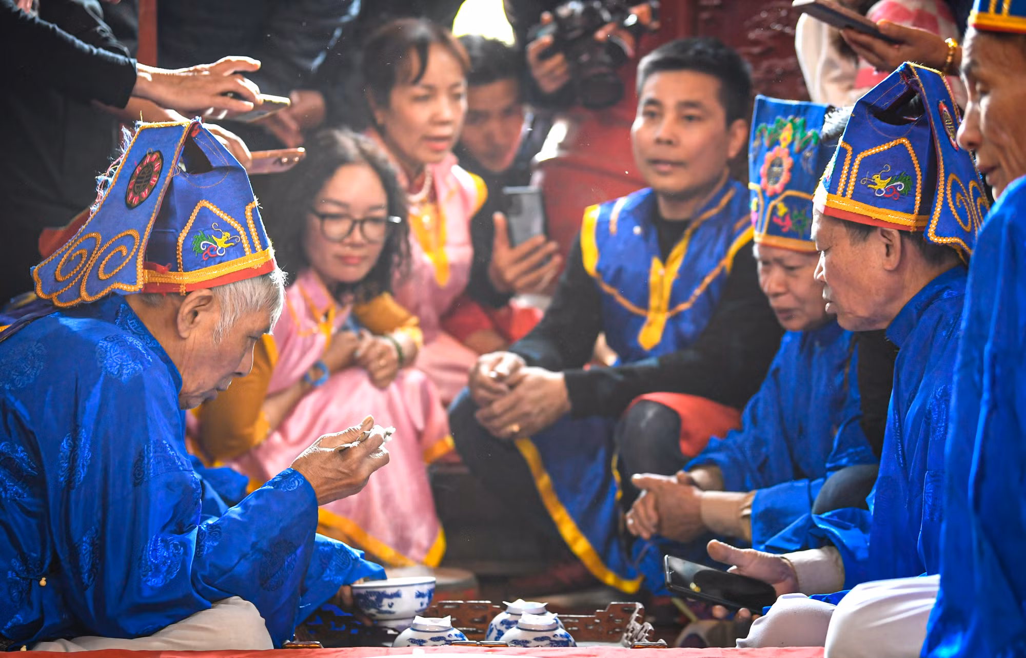 Các bô lão trong làng nhìn bằng mắt và dùng tay bấm thử vài hạt cơm để chấm điểm. Nồi cơm nào trắng, dẻo, thơm ngon nhất sẽ giành chiến thắng