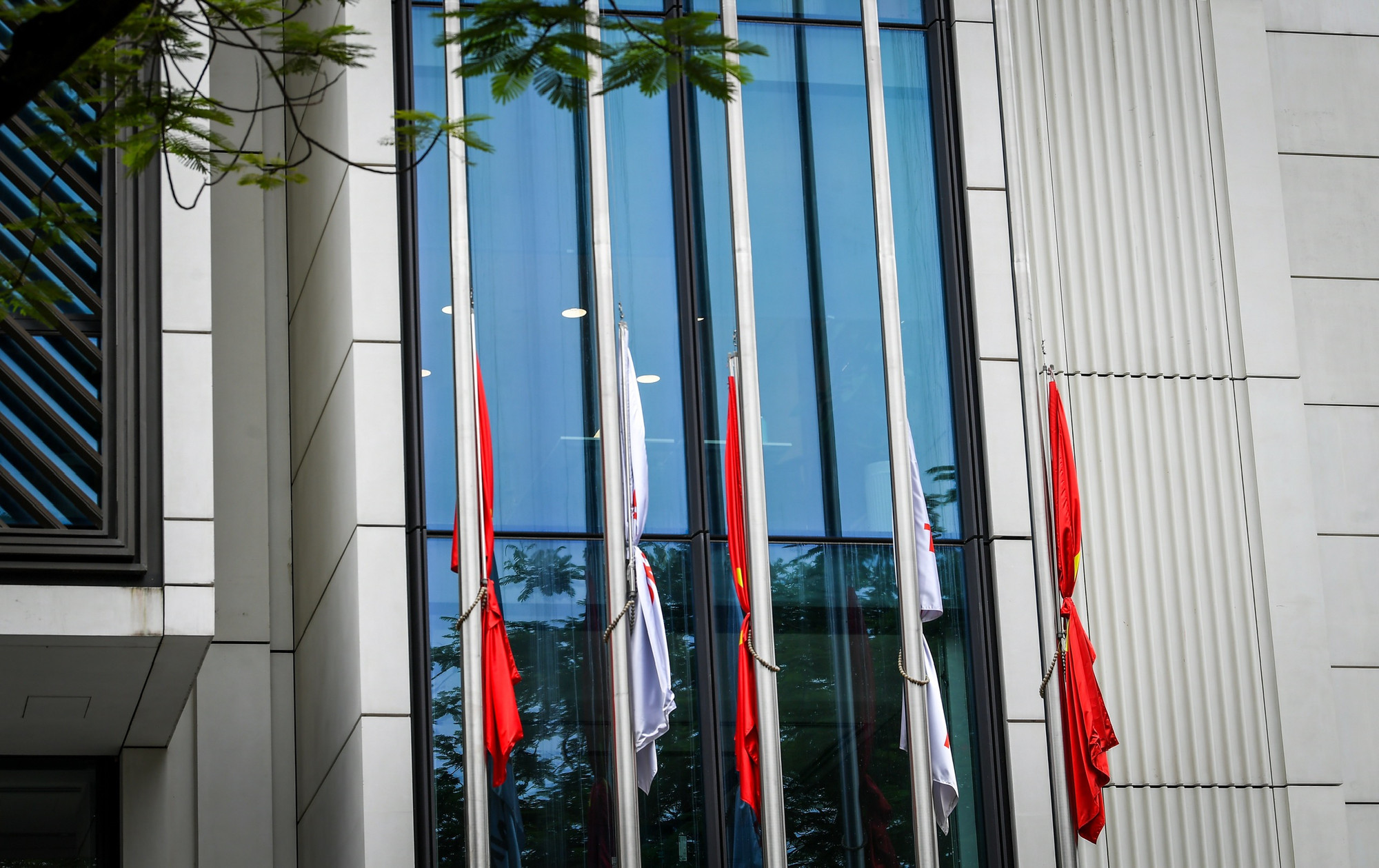 Hình ảnh cờ rủ xuất hiện nhiều nơi khắp các tuyến phố Thủ đô.