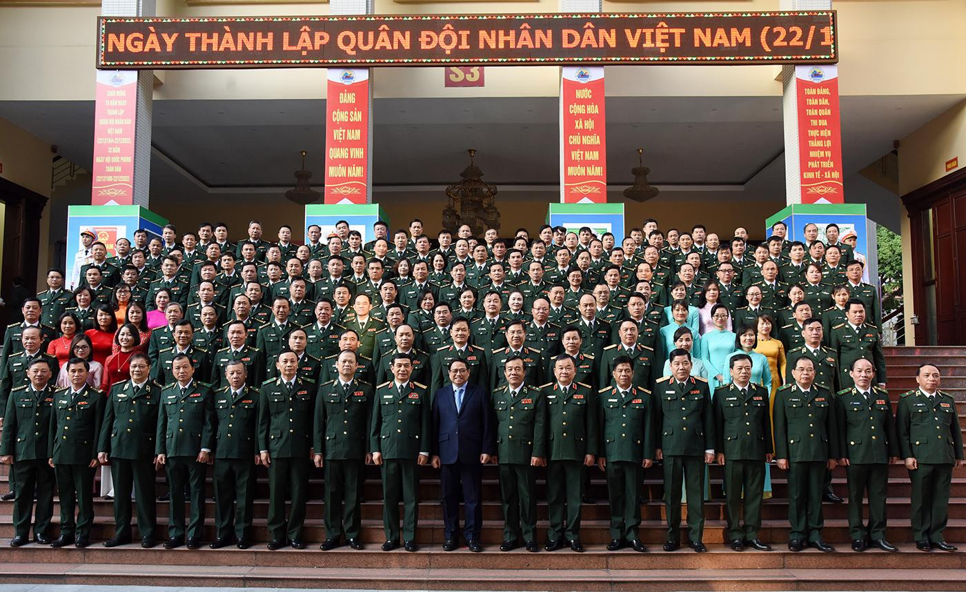 Thủ tướng chụp ảnh lưu niệm khi thăm Bộ Tư lệnh Bộ đội Biên phòng.