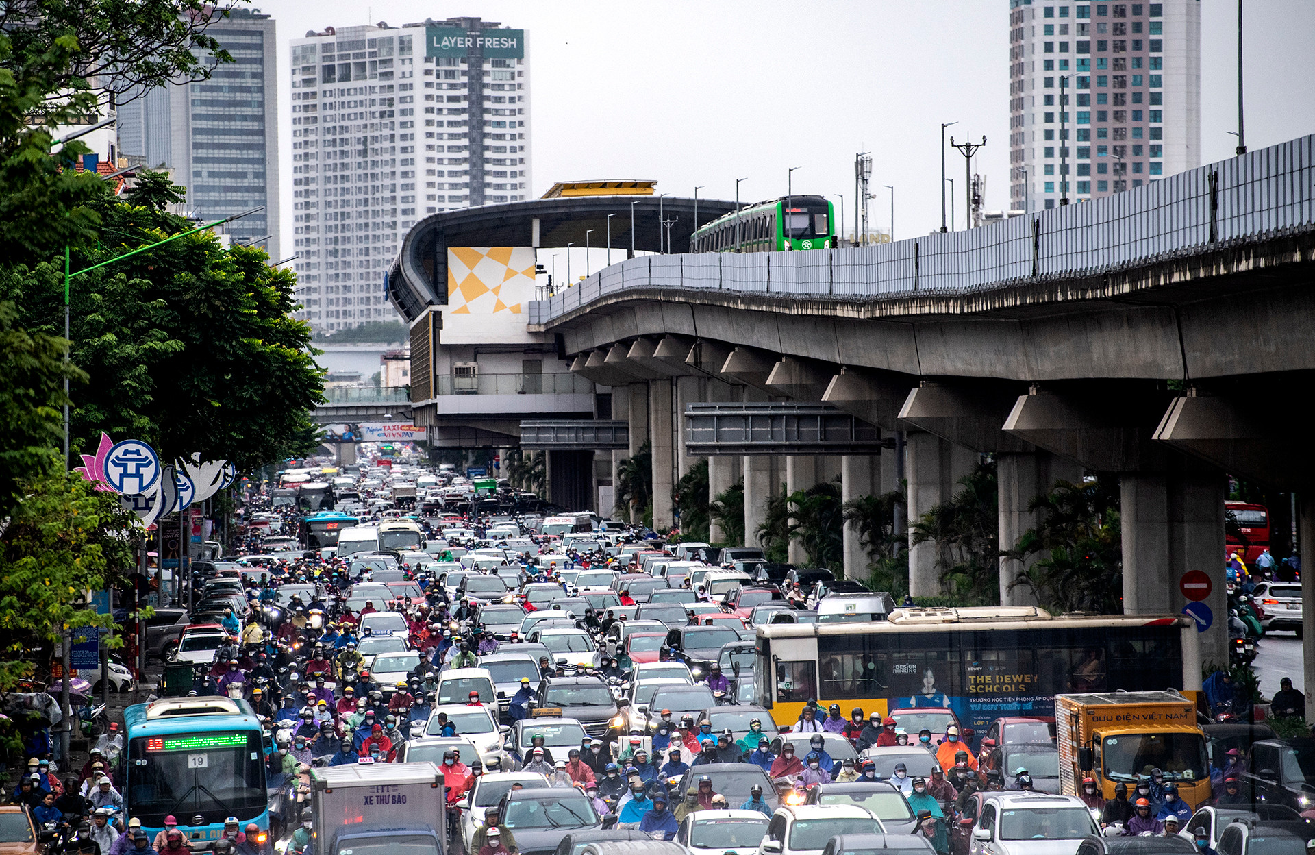 Hàng nghìn phương tiện nối đuôi nhau di chuyển khó khăn trên đường Nguyễn Trãi theo cả 2 hướng đi Ngã Tư Sở và Hà Đông. Lúc này chỉ có di chuyển bằng đường sắt trên cao là phương tiện lưu thông dễ dàng nhất.