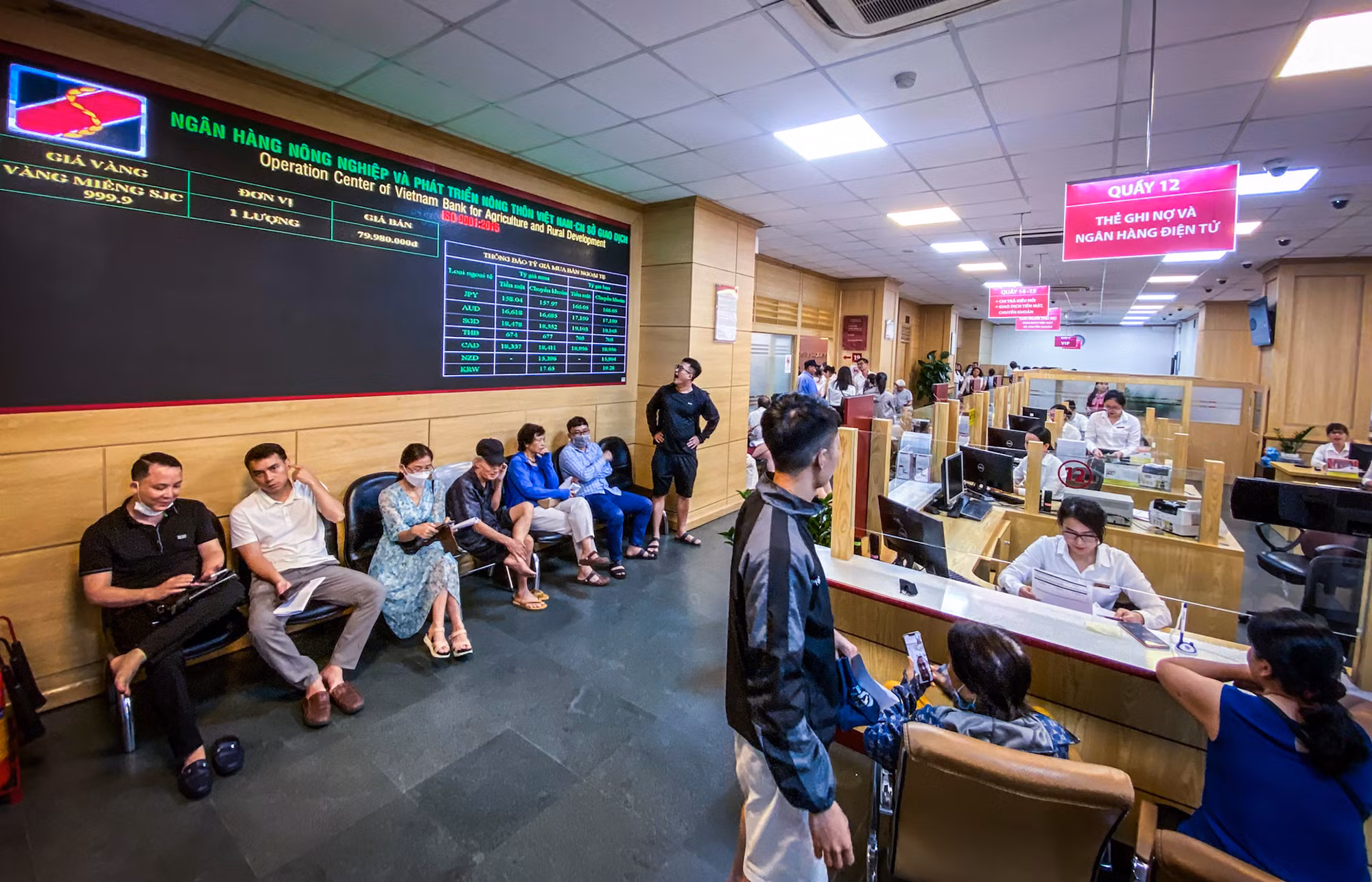 Cùng thời điểm tại phòng giao dịch Ngân hàng Agribank số 2 Láng Hạ ghi nhận hàng trăm người dân Thủ đô chờ mua vàng