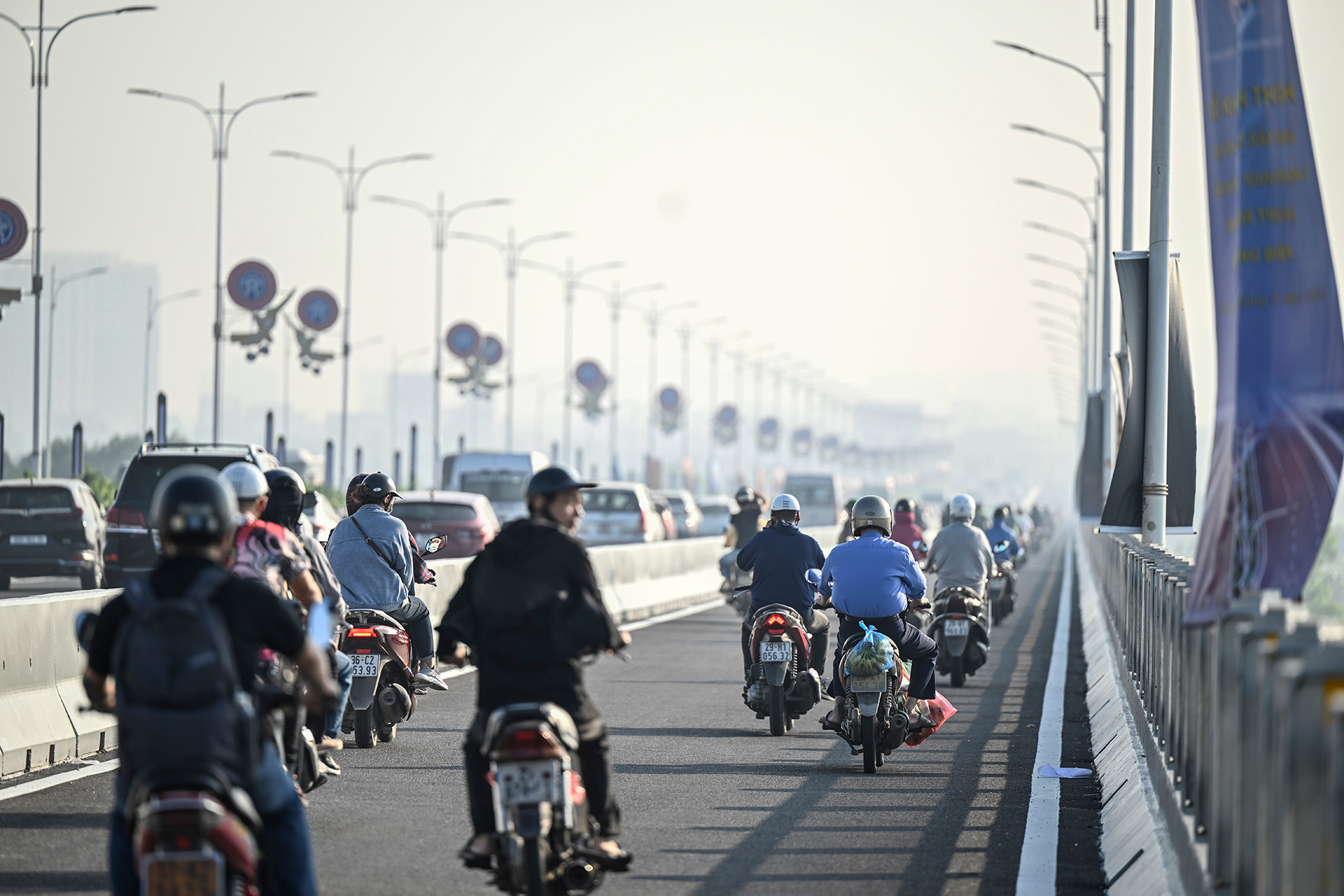 [Ảnh] Giao thông cầu Vĩnh Tuy 2 "dễ thở" sau ngày khánh thành ảnh 3