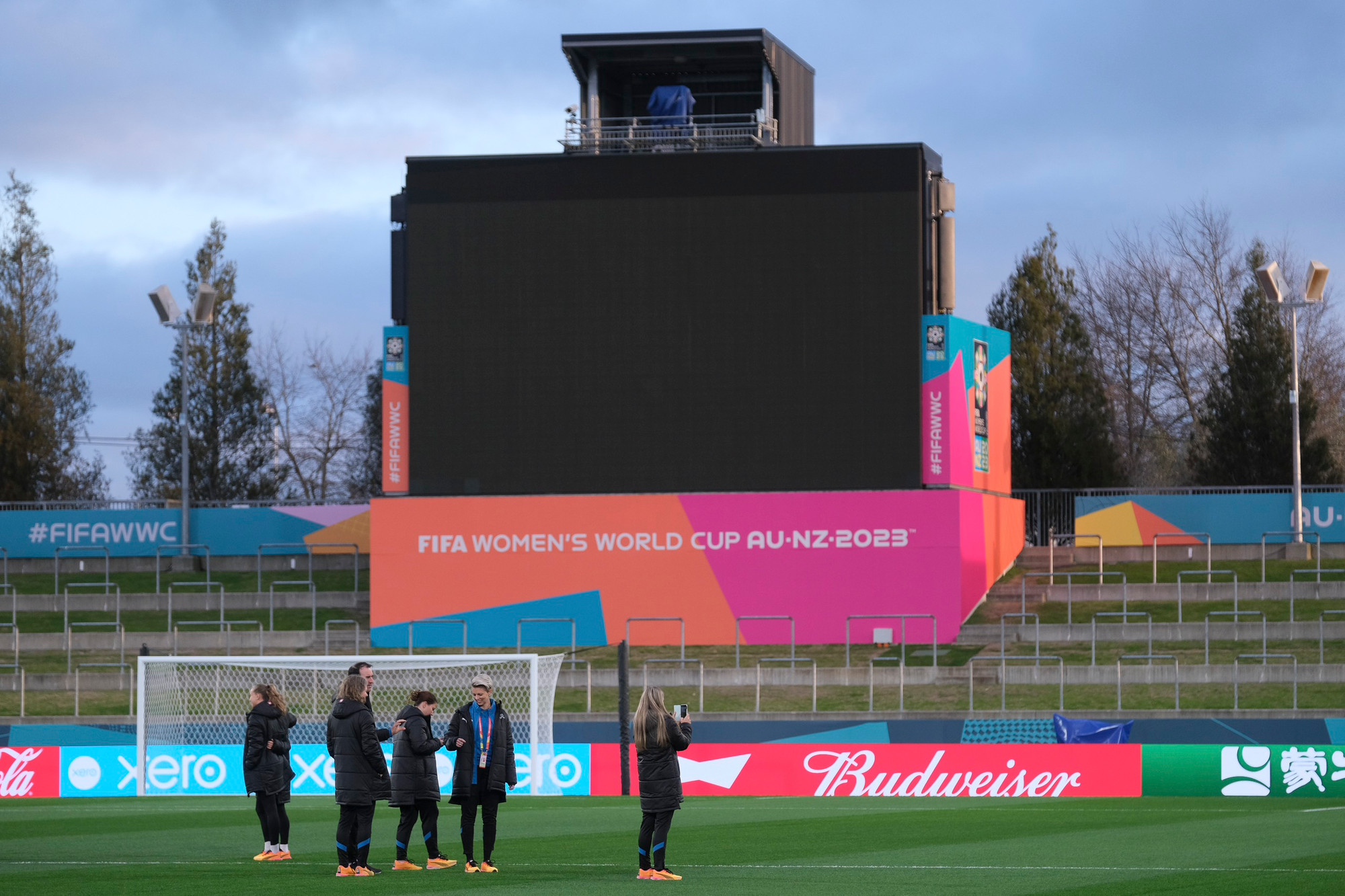 [Ảnh] “Lời thề thiêng” tại sân vận động tuyển nữ Việt Nam sắp thi đấu ảnh 13