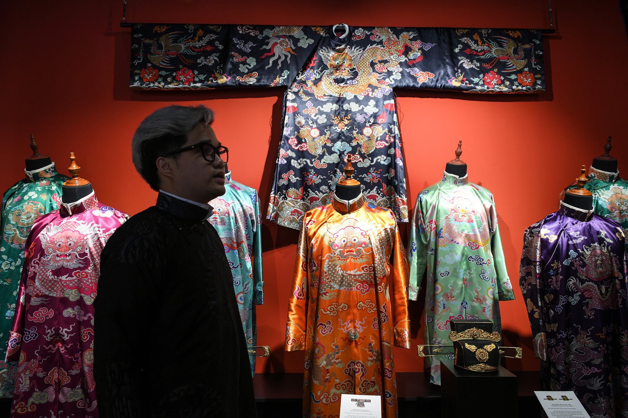 Great VietNam thống nhất chỉ phục dựng những trang phục có hình ảnh, tư liệu hiện vật để bảo đảm có thể đối chiếu. Tuấn Anh là kỹ sư chuyên về kỹ thuật, đảm nhận khâu thực hiện bản vẽ trang phục. Vũ Đức học về truyền thông, khoa học chính trị, lo phần tìm kiếm tài liệu, đối chứng… Để bảo đảm theo sát bản gốc, từ khi thực hiện bản vẽ đến ra mắt thành phẩm, có mẫu mất đến 3 năm, đặc biệt với long bào, phượng bào.