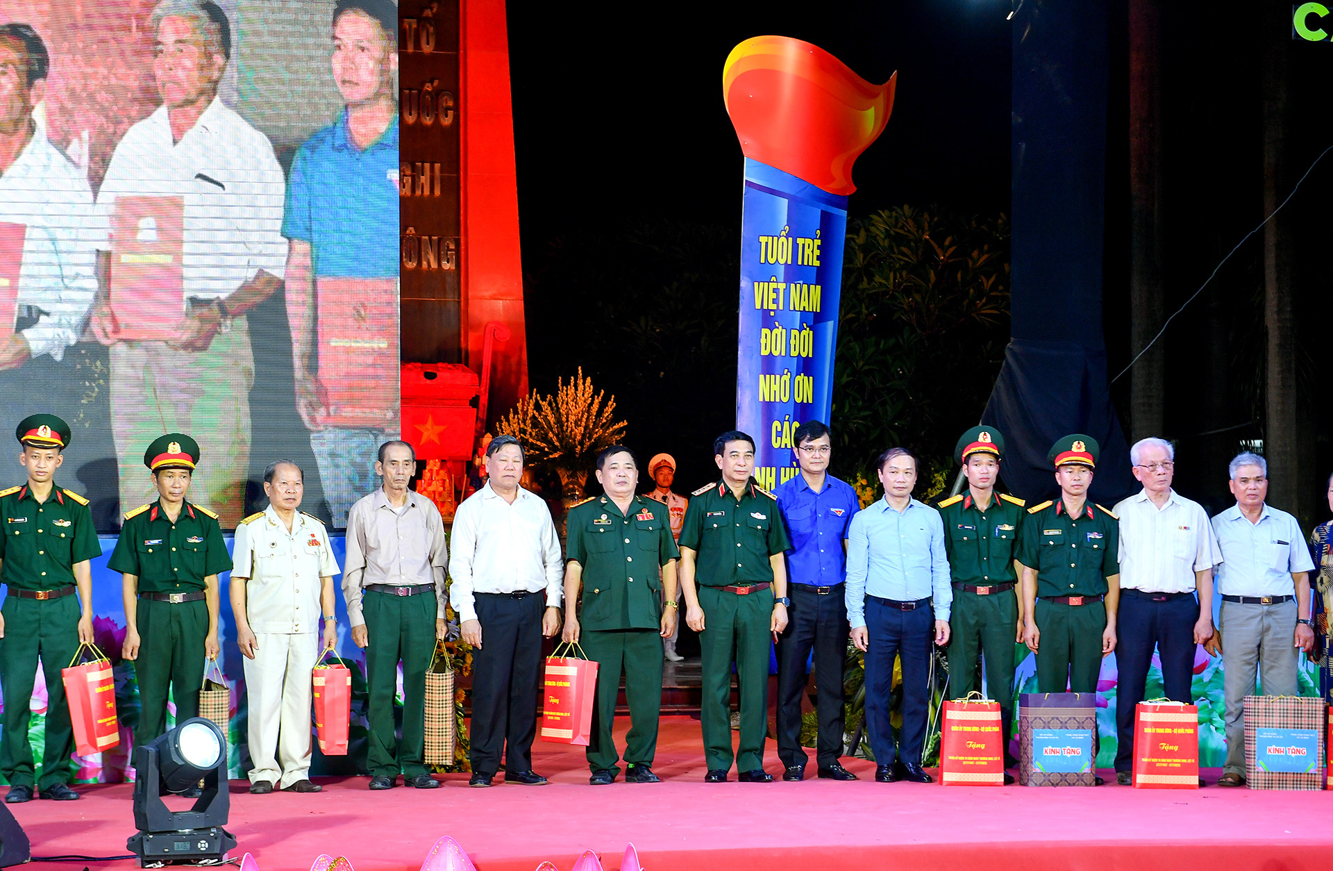 Đại tướng Phan Văn Giang trao quà tặng các thương binh, bệnh binh, các gia đình có công.