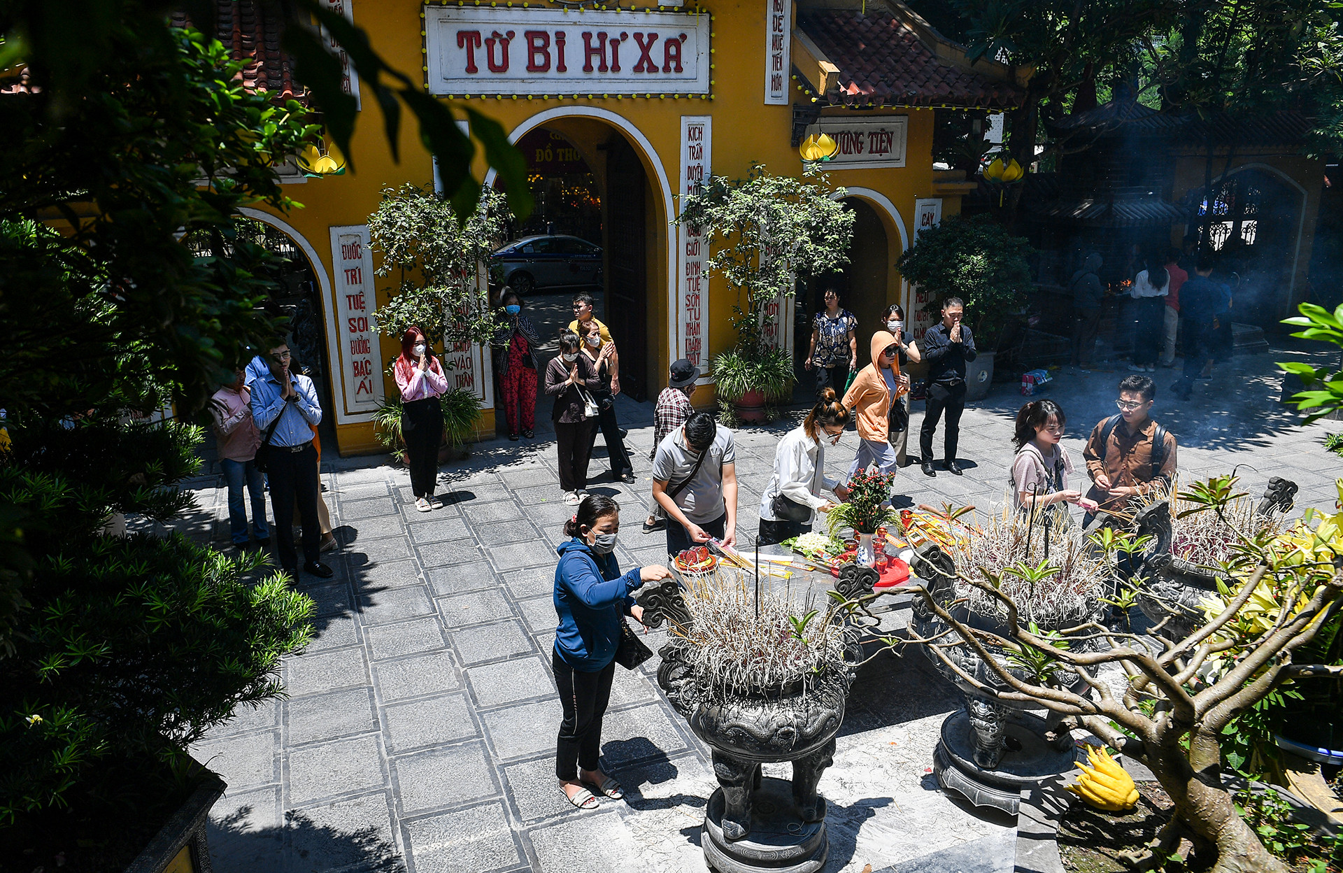 [Ảnh] Người dân Thủ đô tấp nập đi chùa ngày Rằm tháng 7 ảnh 2