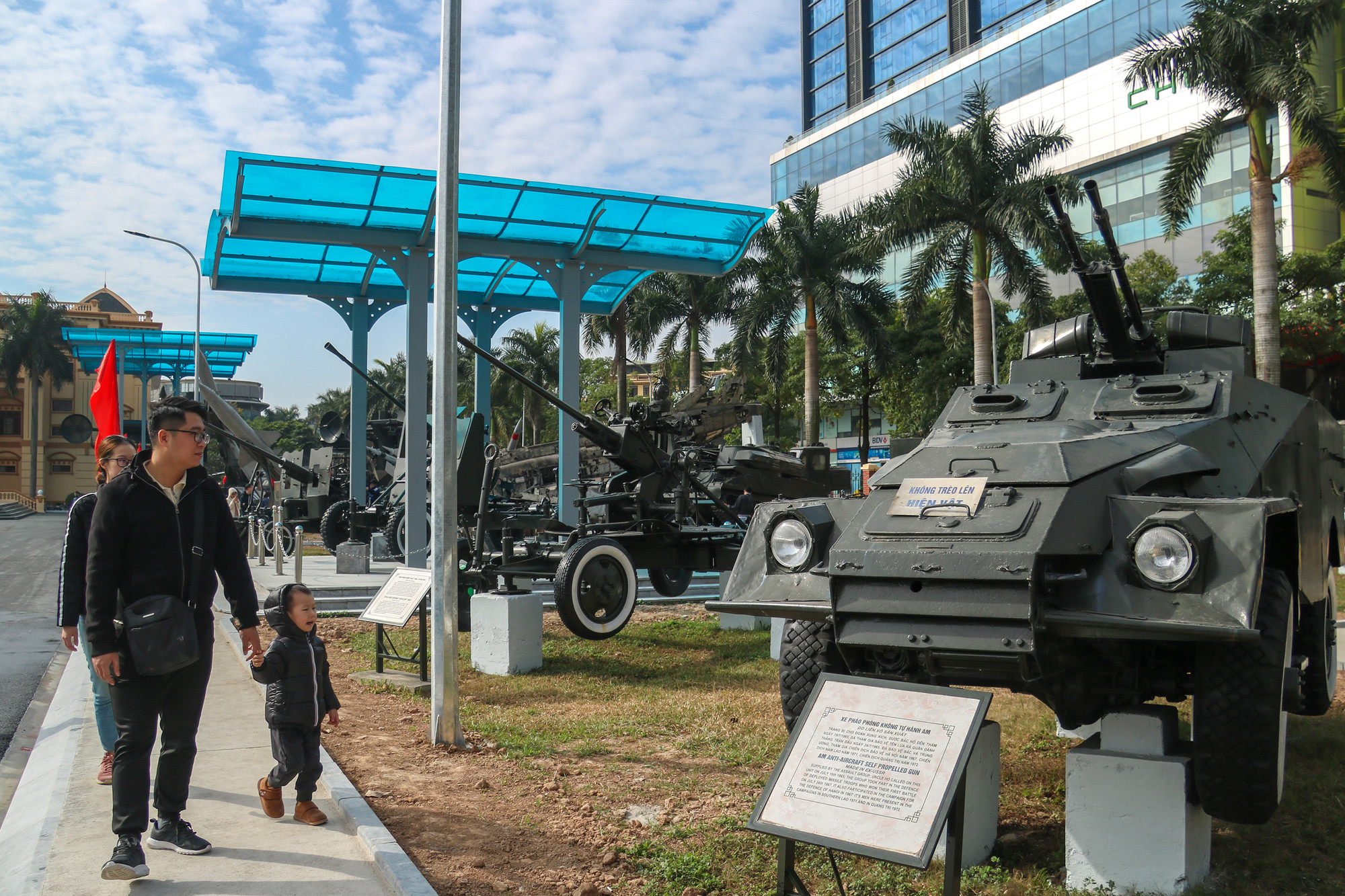 Nhiều gia đình chọn Bảo tàng Phòng không-Không quân là điểm đến trong dịp cuối tuần nhằm lưu lại những ký ức hào hùng về Chiến thắng Hà Nội - Điện Biên Phủ trên không.