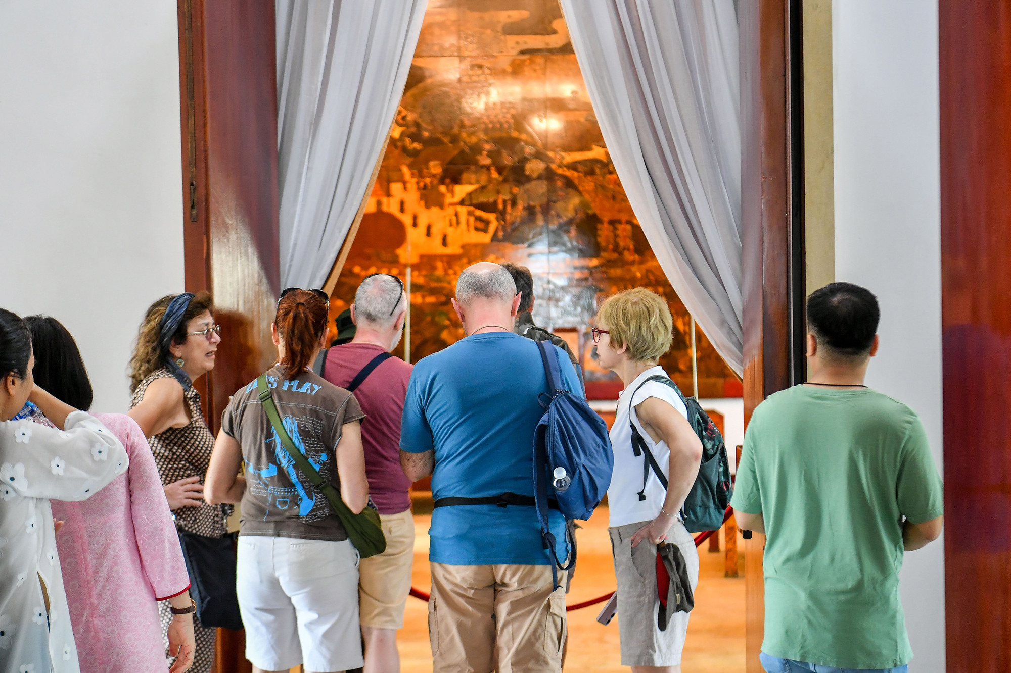 Du khách thập phương ngỡ ngàng khi chứng kiến kiến trúc cũng như nội thất của Dinh Độc Lập gần như vẫn còn giữ được nguyên bản.