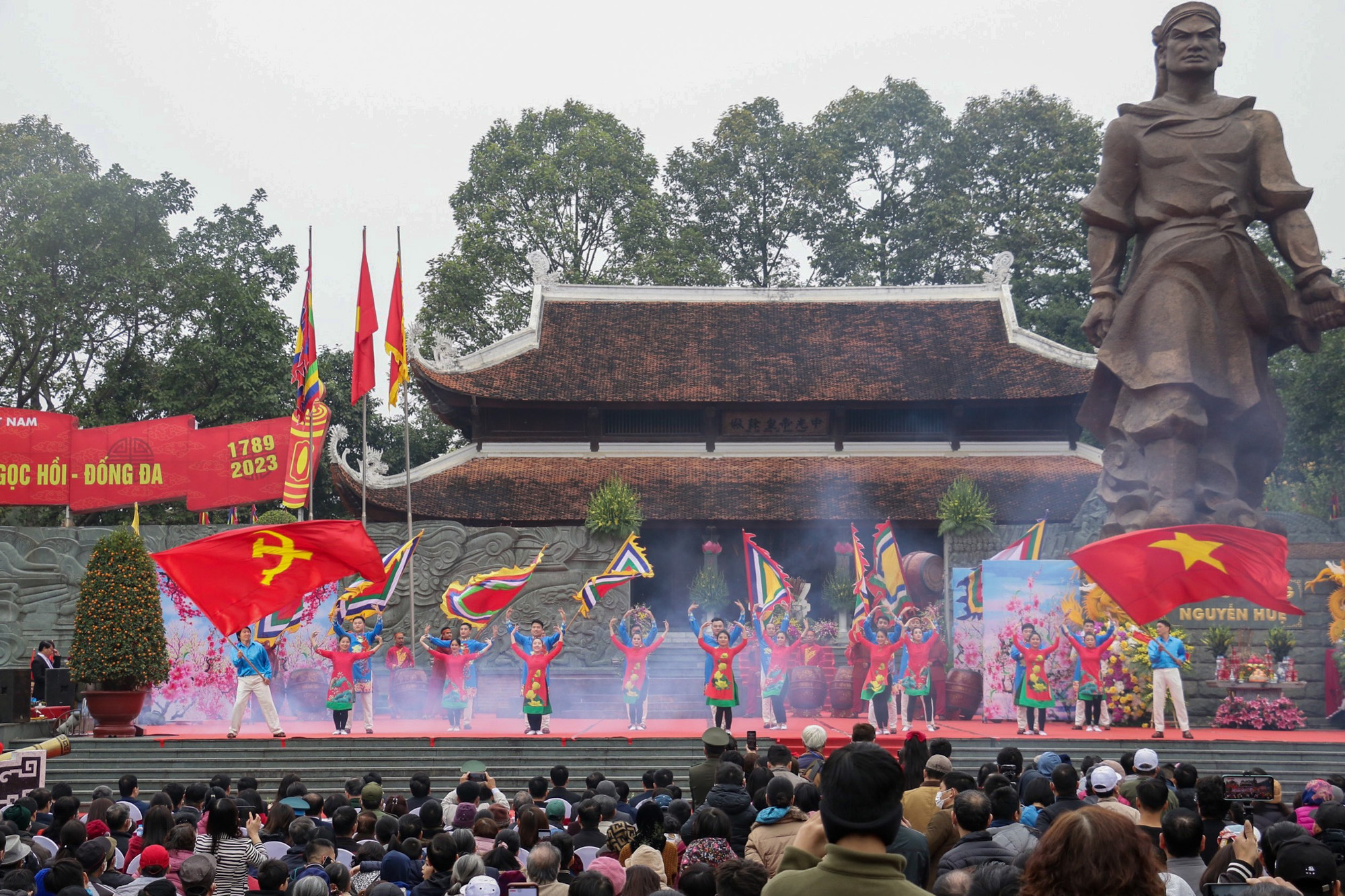 Những tiết mục văn nghệ hoành tráng tại đây thu hút đông đảo sự quan tâm của người dân. (Ảnh: NHẬT QUANG)