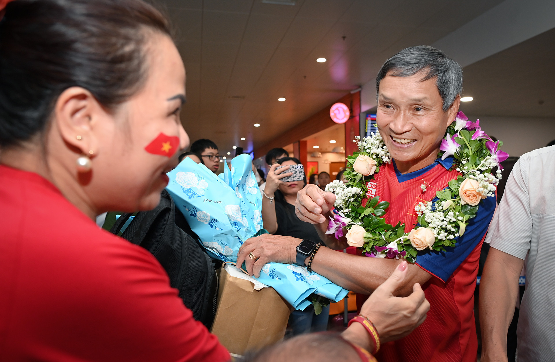 [Ảnh] Tuyển bóng đá nữ Việt Nam về nước dưới sự đón chào nồng nhiệt của cổ động viên ảnh 2