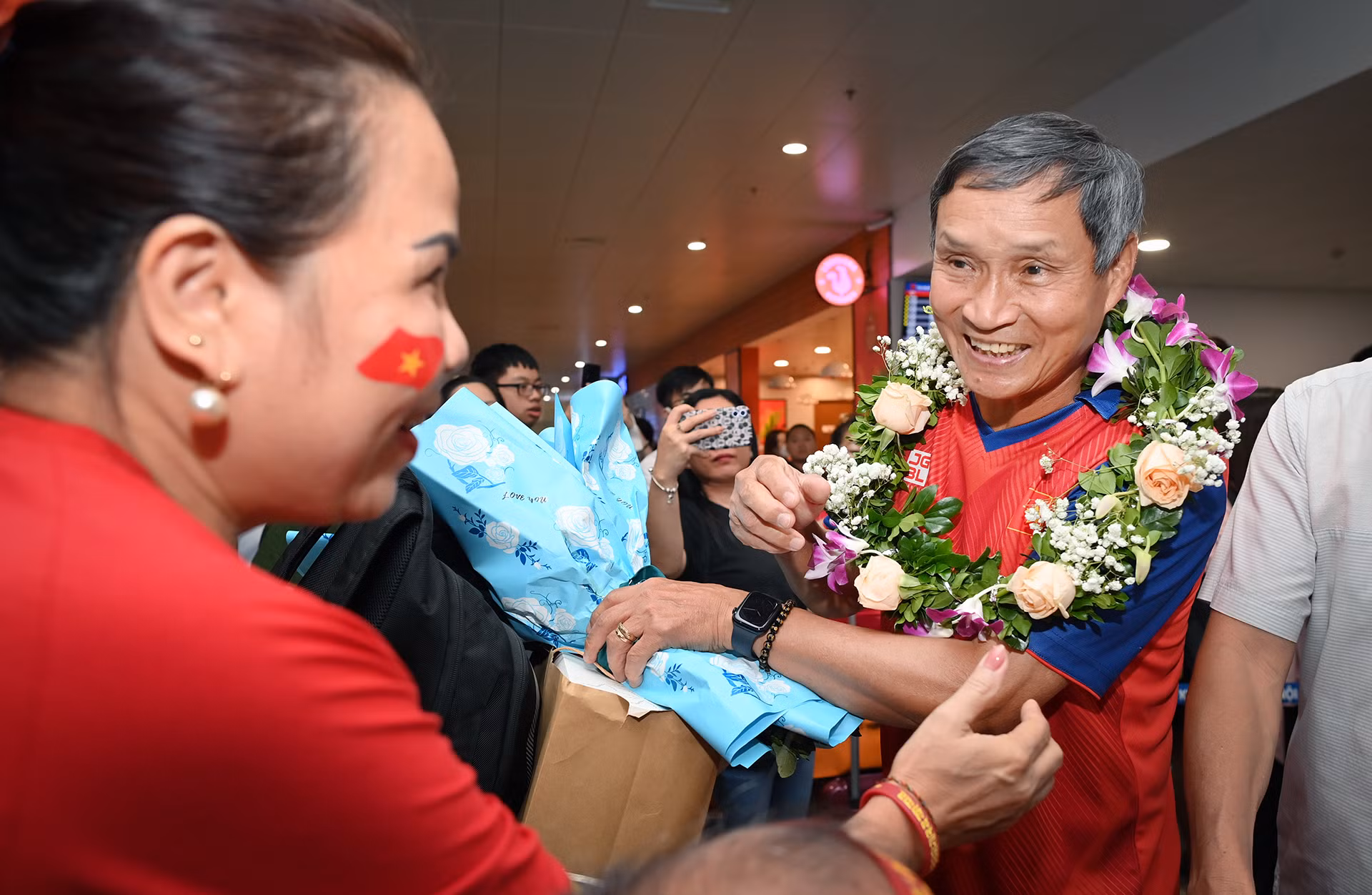 [Ảnh] Tuyển bóng đá nữ Việt Nam về nước dưới sự đón chào nồng nhiệt của cổ động viên ảnh 2