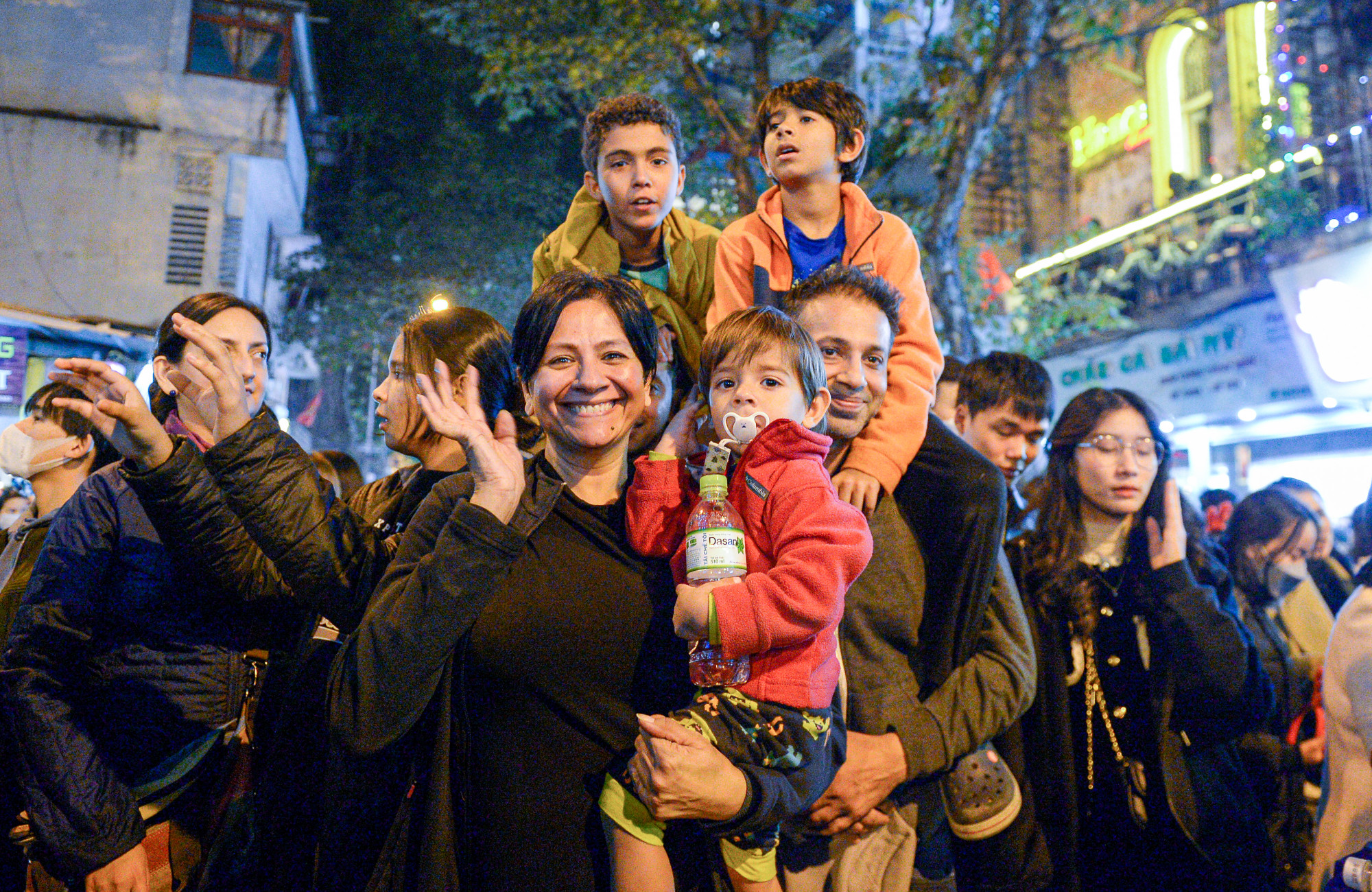 Du khách nước ngoài cũng đổ ra các tuyến phố để cảm nhận không khí rộn ràng ngày lễ Giáng sinh tại Hà Nội. (Ảnh: THÀNH ĐẠT)