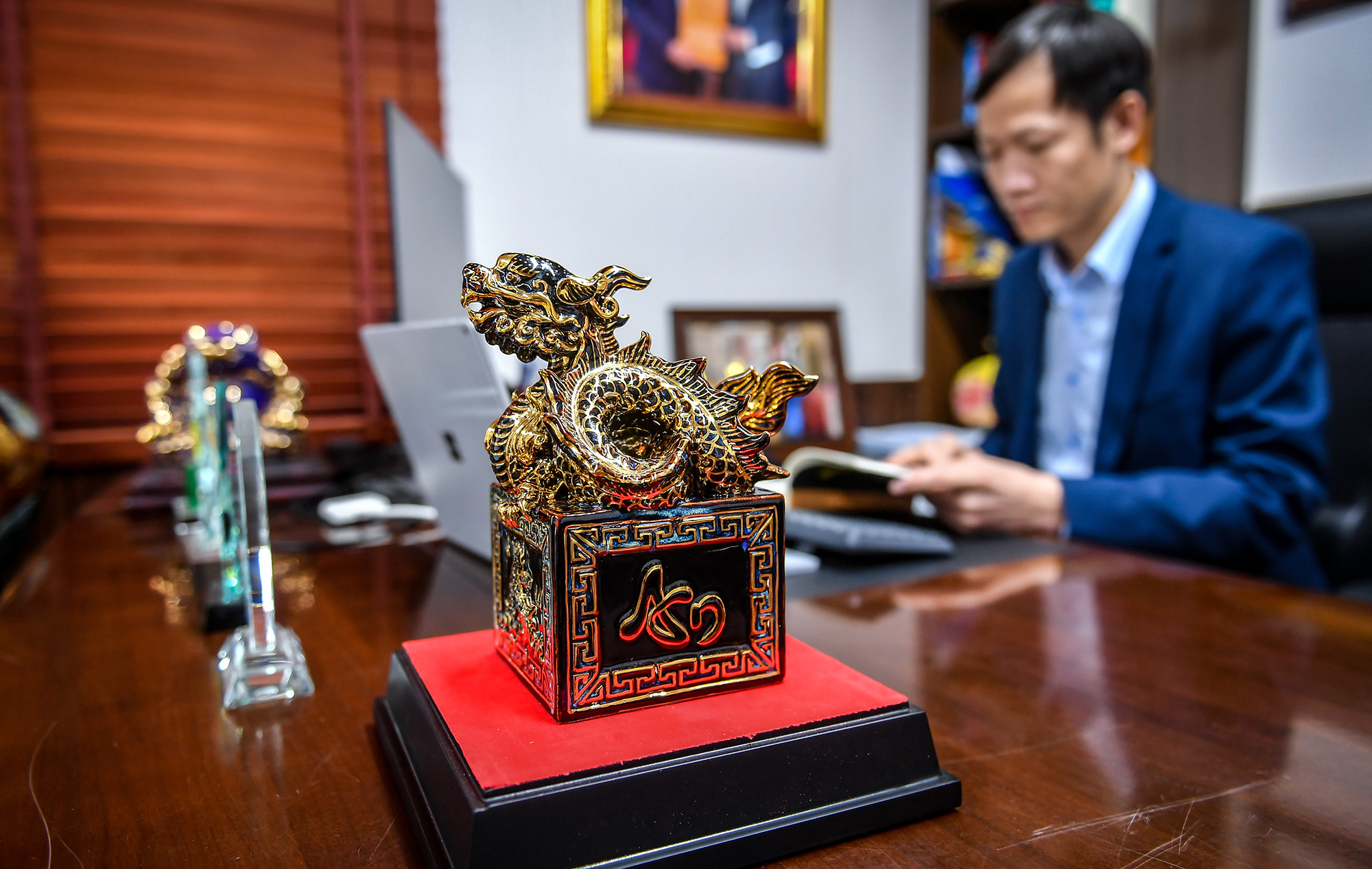 Trên 3 mặt sản phẩm có 3 chữ An-Thuận-Phát, mặt còn lại được điêu khắc cảnh cá chép hóa rồng thể hiện sự lột xác, vượt trội, chuyển sang một giai đoạn mới. Theo ông Lực, mỗi sản phẩm đến tay người tiêu dùng được trải qua 99 ngày từ những nét vẽ thiết kế đầu tiên cho tới khi hoàn thiện sản phẩm, 24 công đoạn chế tác cầu kỳ, tinh xảo.