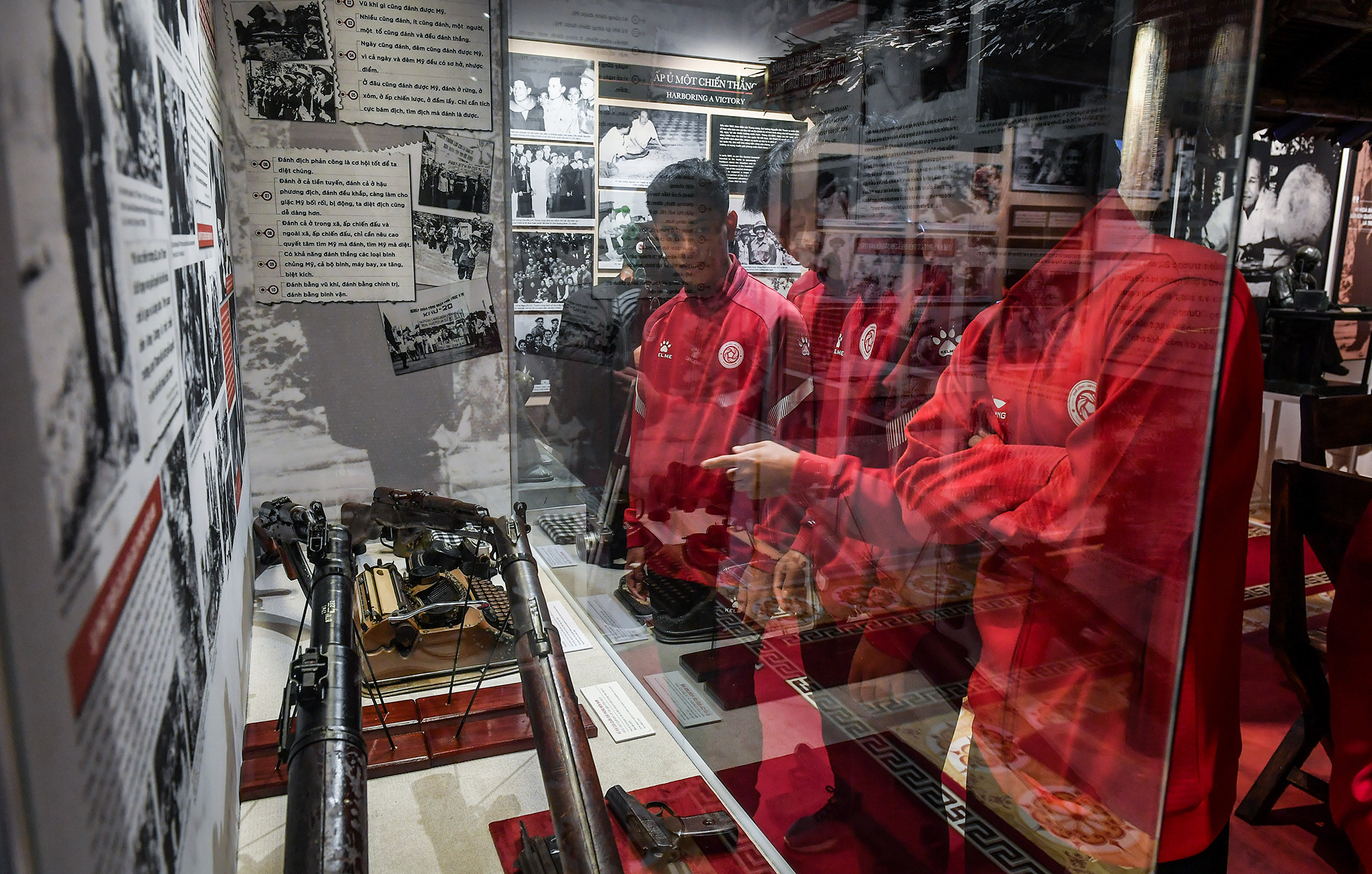 Thông qua mỗi chủ đề, hình ảnh, hiện vật, người xem có cơ hội hiểu biết đầy đủ, sâu sắc hơn về một vị tướng tài ba, một Chủ nhiệm Tổng cục Chính trị có tư duy đột phá trong xây dựng quân đội chính quy, cũng là một vị tướng của phong trào xây dựng nông thôn. Từ dấu ấn của “Gió Đại Phong”, “Cờ Ba Nhất” đến những đóng góp trên lĩnh vực văn hóa, văn nghệ, thể thao, đều làm ngời sáng chân dung của một vị tướng gần dân, luôn hết lòng với công việc, cách mạng và nhân dân.