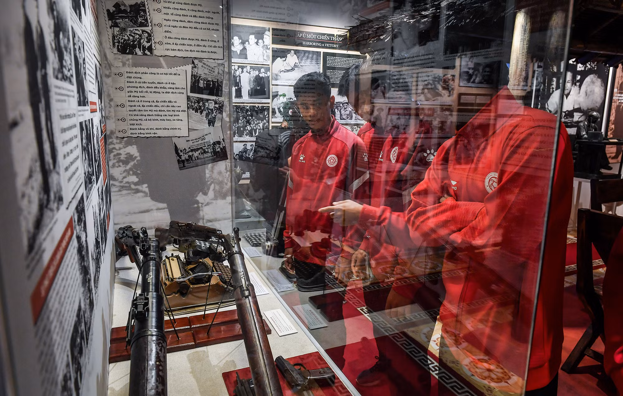 Thông qua mỗi chủ đề, hình ảnh, hiện vật, người xem có cơ hội hiểu biết đầy đủ, sâu sắc hơn về một vị tướng tài ba, một Chủ nhiệm Tổng cục Chính trị có tư duy đột phá trong xây dựng quân đội chính quy, cũng là một vị tướng của phong trào xây dựng nông thôn. Từ dấu ấn của “Gió Đại Phong”, “Cờ Ba Nhất” đến những đóng góp trên lĩnh vực văn hóa, văn nghệ, thể thao, đều làm ngời sáng chân dung của một vị tướng gần dân, luôn hết lòng với công việc, cách mạng và nhân dân.