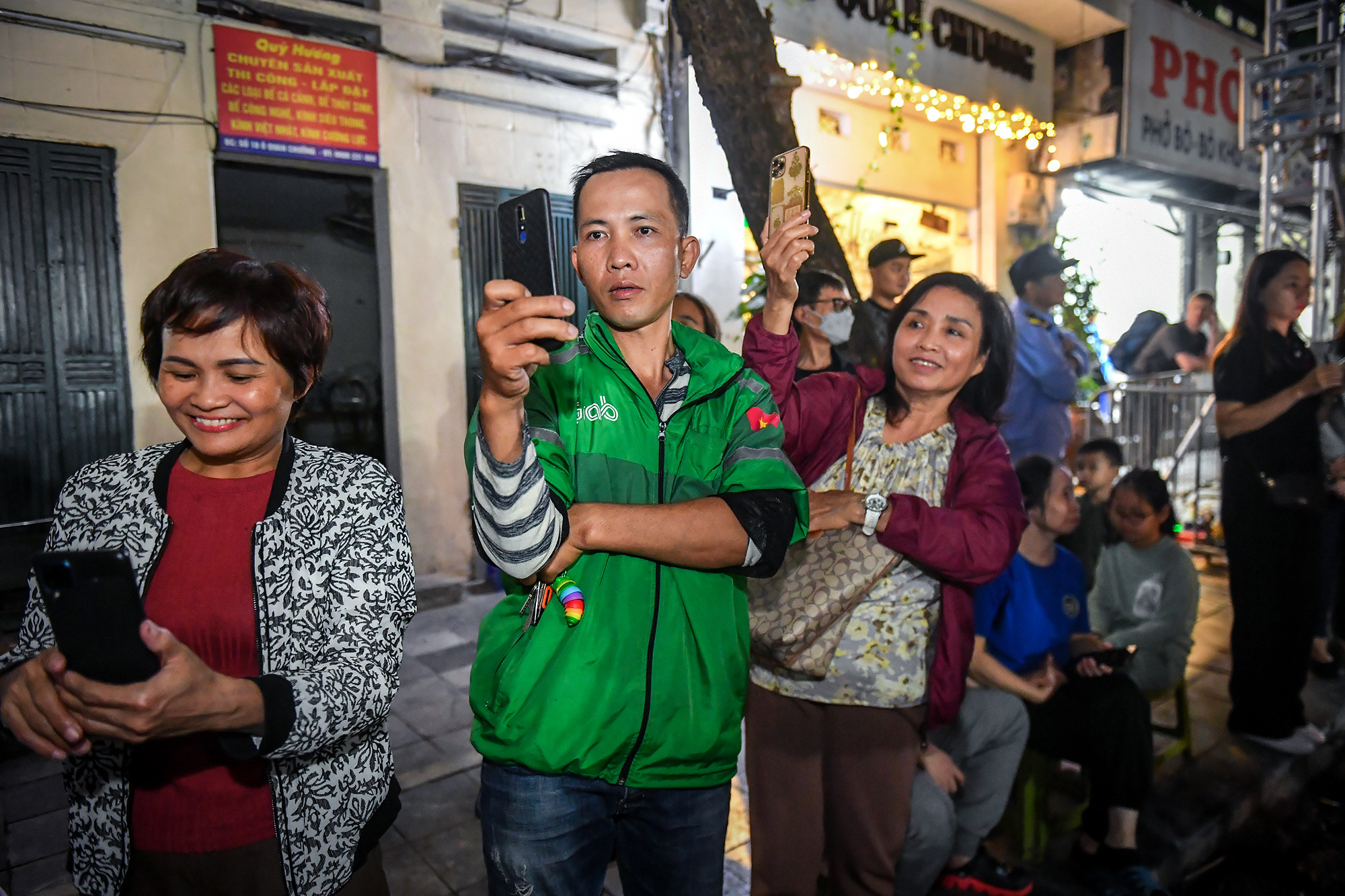 Lần đầu được trải nghiệm trình chiếu nghệ thuật ánh sáng tại cửa ngõ Ô Quan Chưởng, người dân Thủ đô đều rất phấn khởi, thích thú chiêm ngưỡng hình ảnh trình diễn visual 3D mapping.
